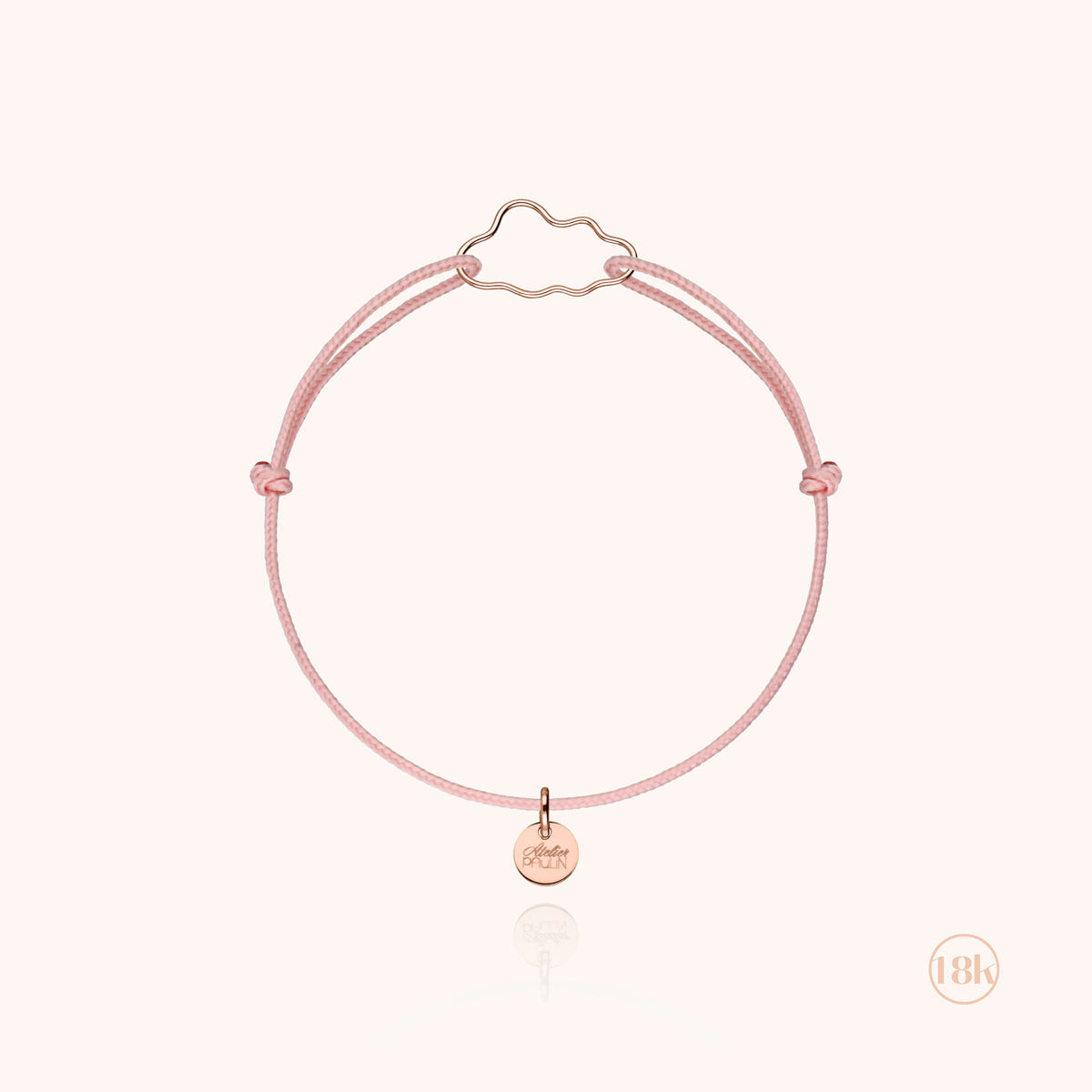 Dettaglio del charm nuvola modellato a mano in filo d'oro rosa 18kt