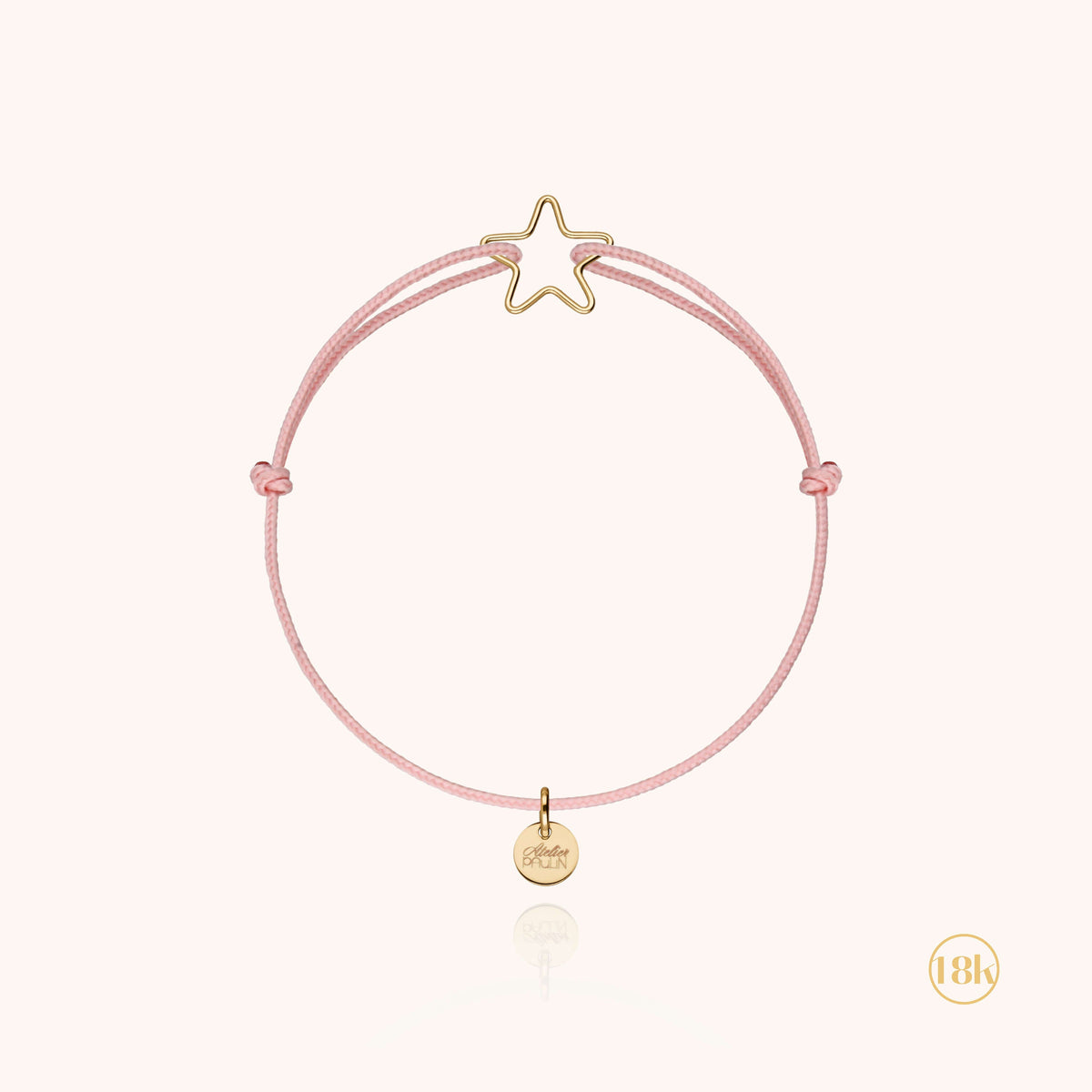 Bracciale Cordino Bambino Piccola Stella in filo d'oro 18kt su un cordino azzurro, portato al polso di un bambino