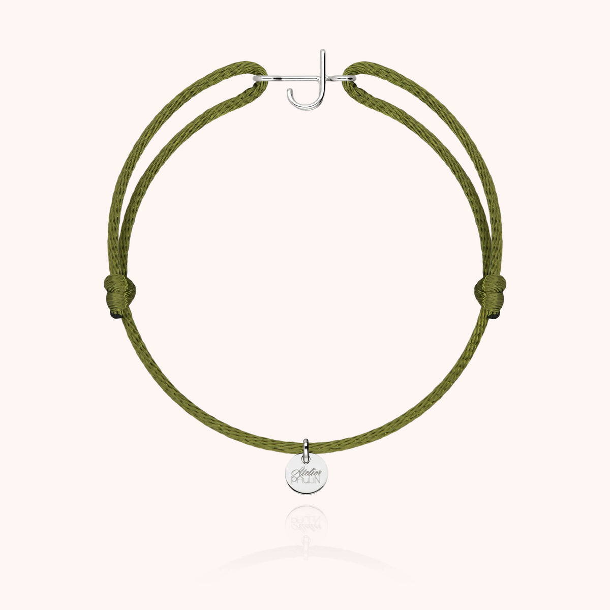 Armband Kordel Capitale Initiale am Handgelenk getragen — garantierte handwerkliche Qualität