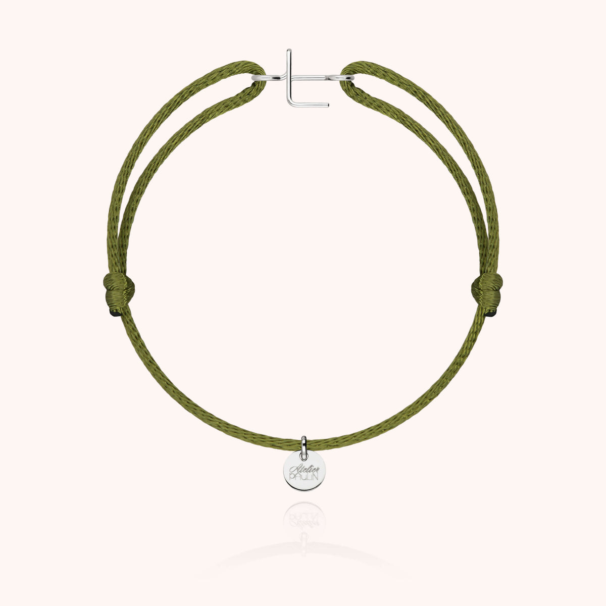 Armband Kordel Capitale Initiale am Handgelenk getragen — handwerkliche Qualität garantiert