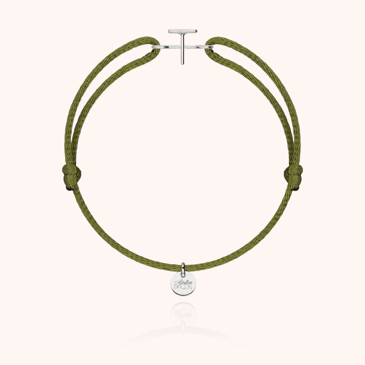 Armband Capitale Kordel Initiale am Handgelenk getragen — handwerkliche Qualität garantiert