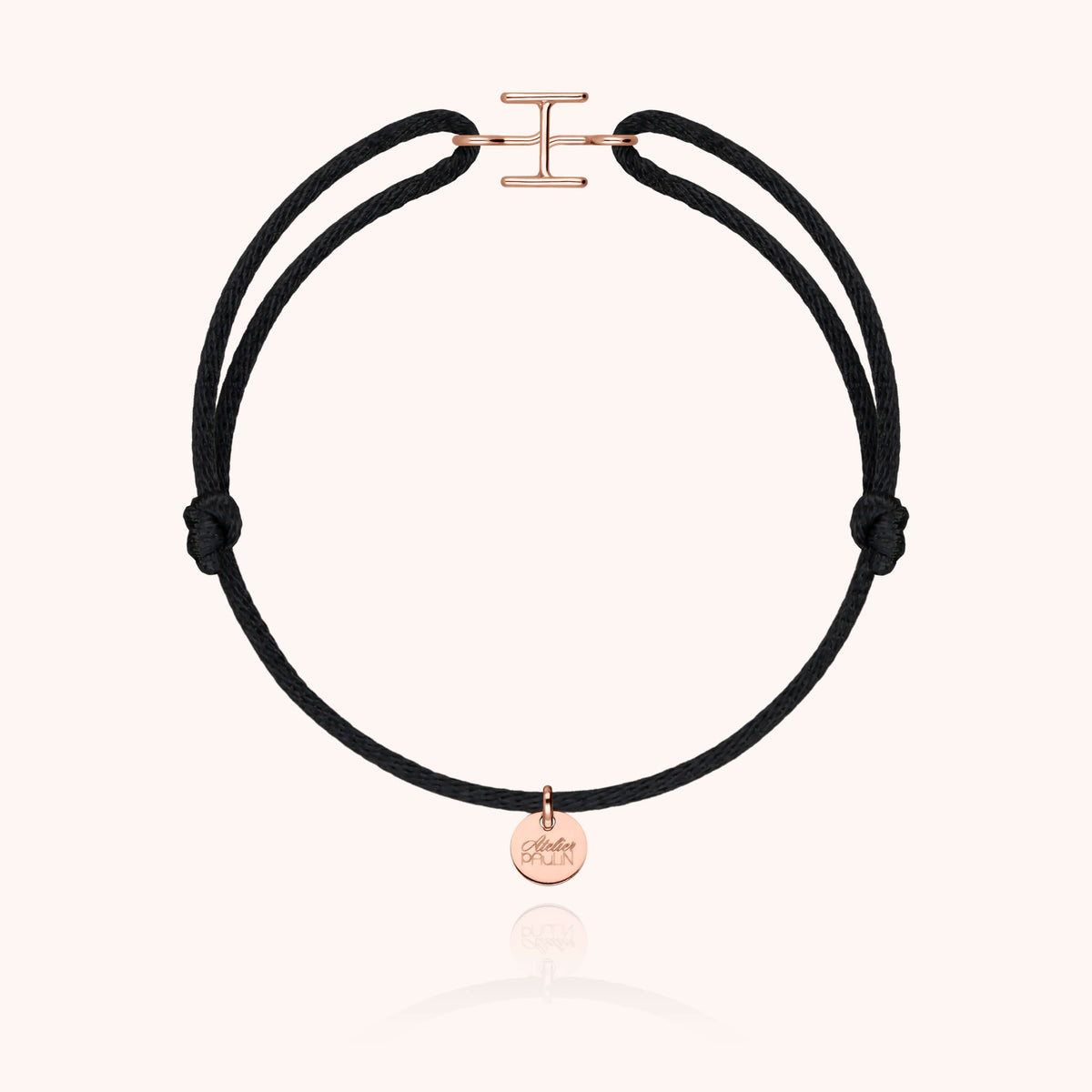 Armband Capitale Kordel Initiale am Handgelenk getragen — handwerkliche Qualität garantiert