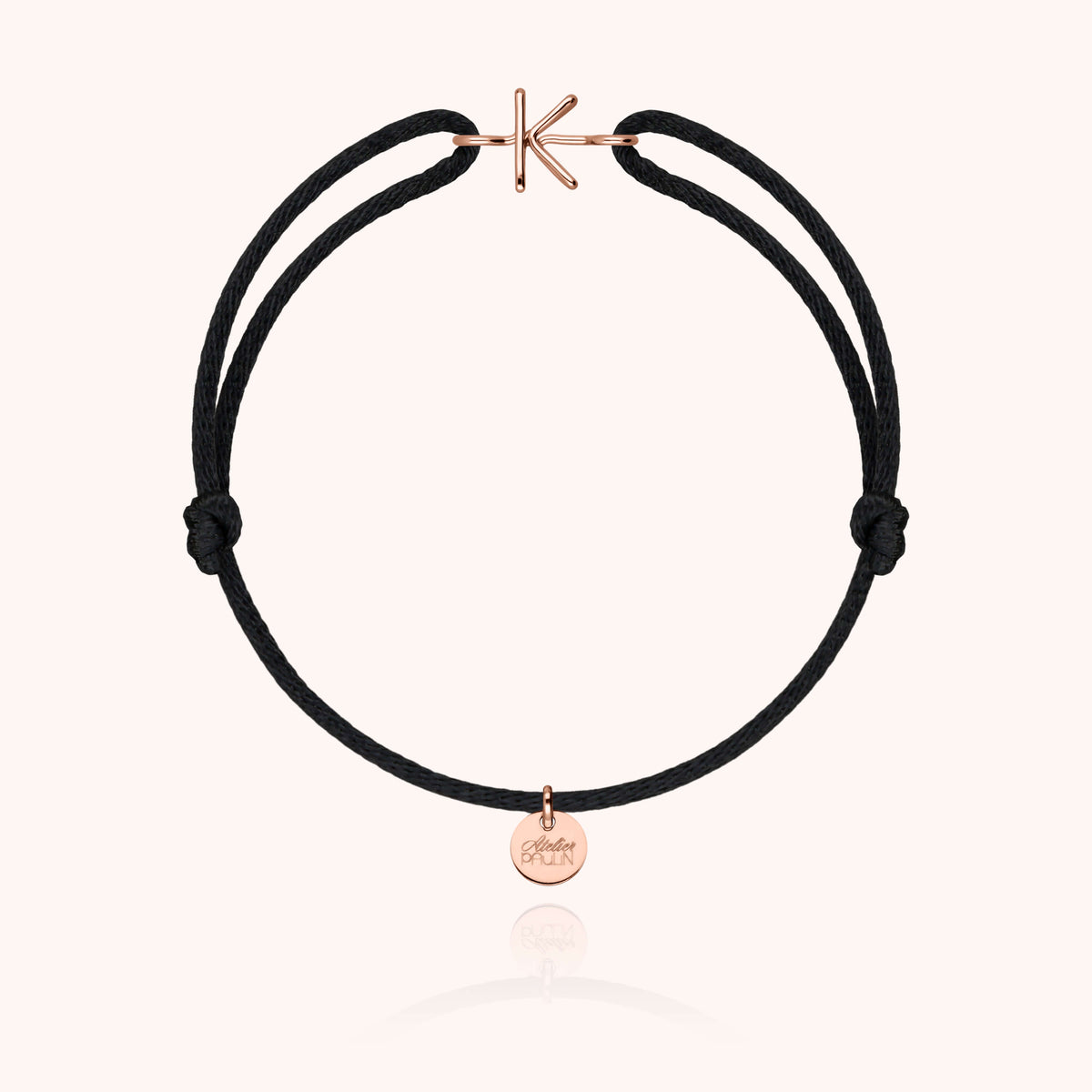 Armband Kordel Capitale Initiale am Handgelenk getragen — handwerkliche Qualität garantiert