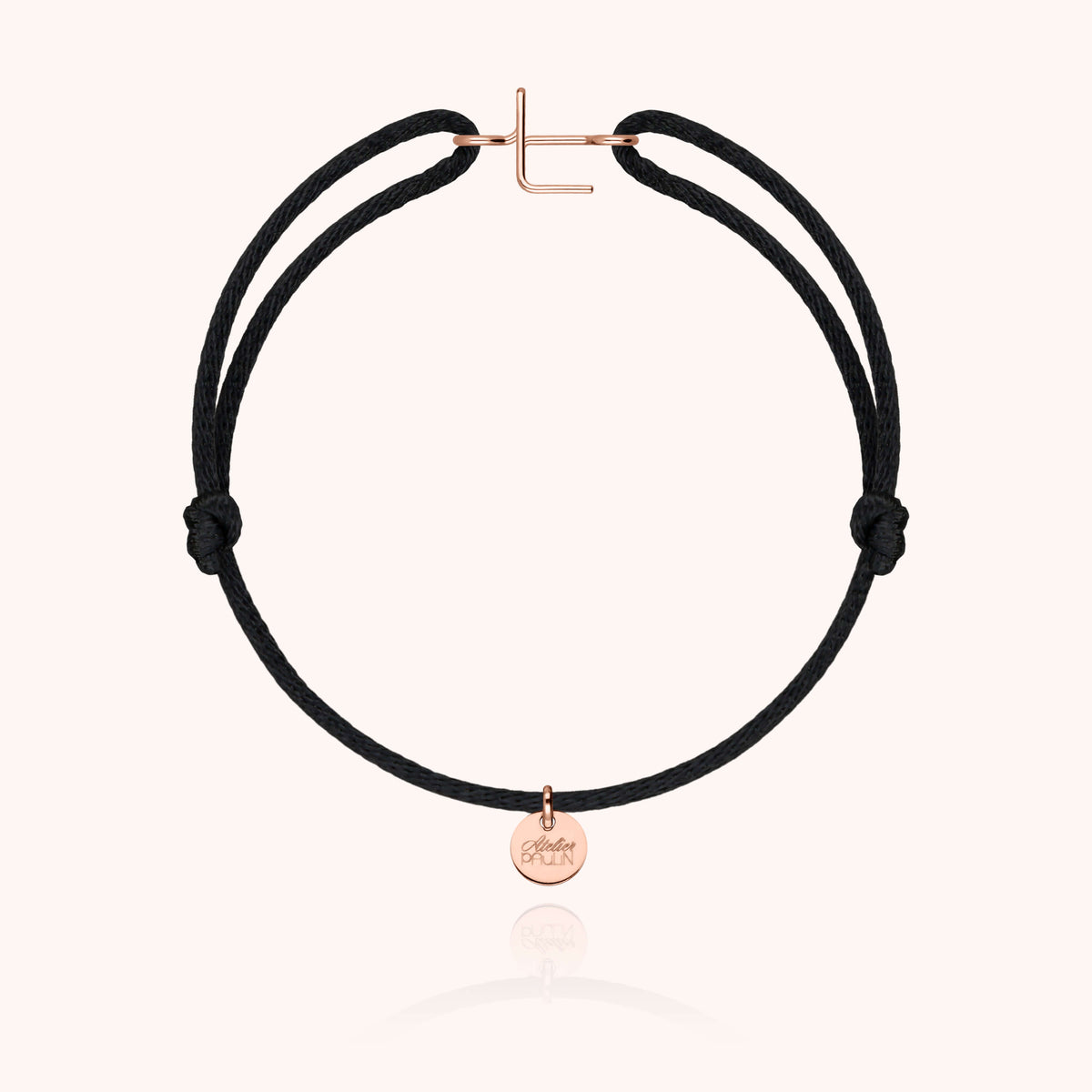 Armband Capitale Kordel Initiale am Handgelenk getragen — garantierte Handwerksqualität