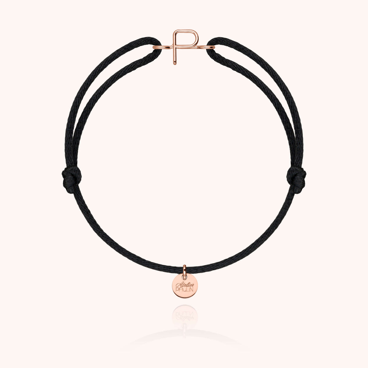 Armband Kordel Capitale Initiale am Handgelenk getragen — handwerkliche Qualität garantiert