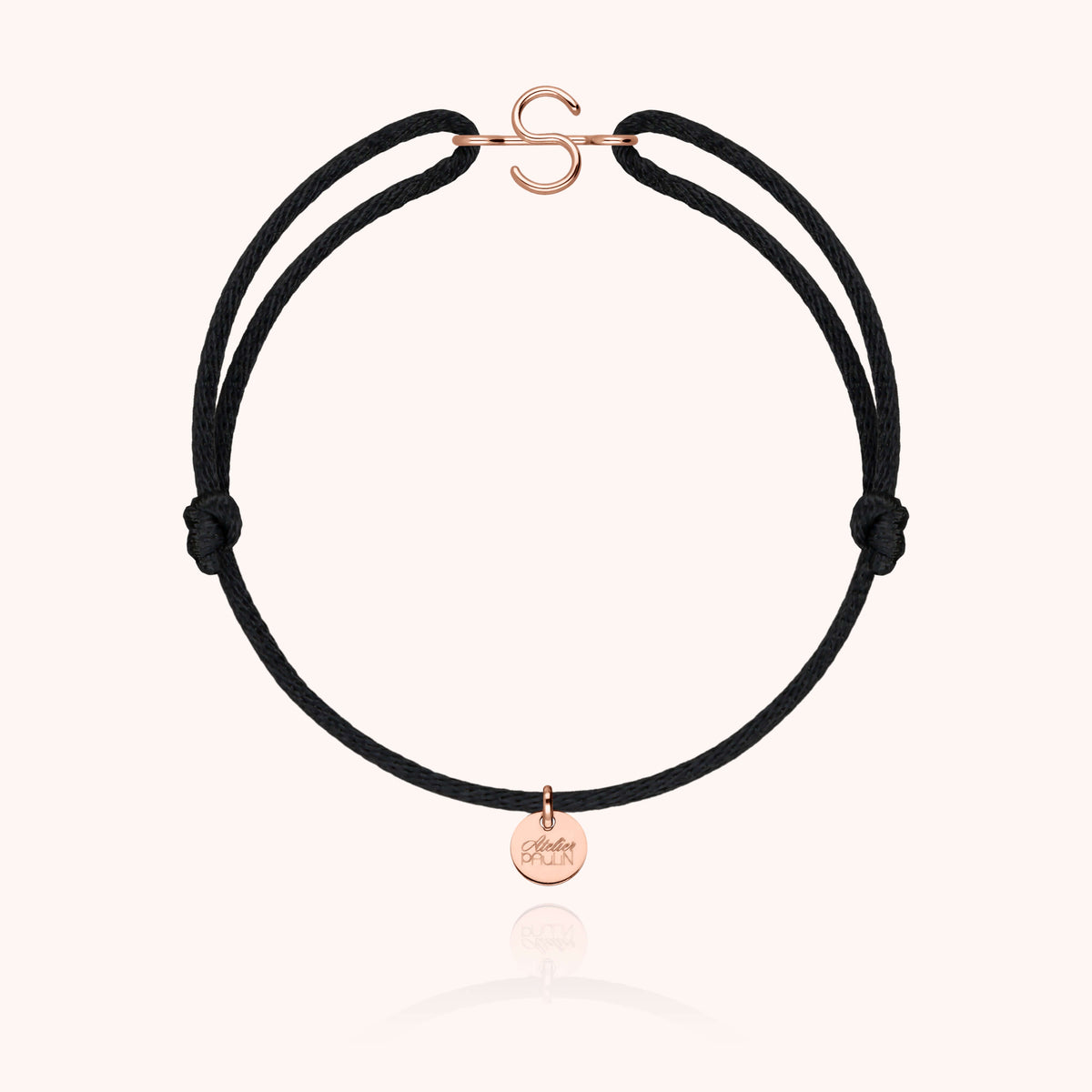 Armband Kordel Capitale Initiale am Handgelenk getragen — garantierte handwerkliche Qualität