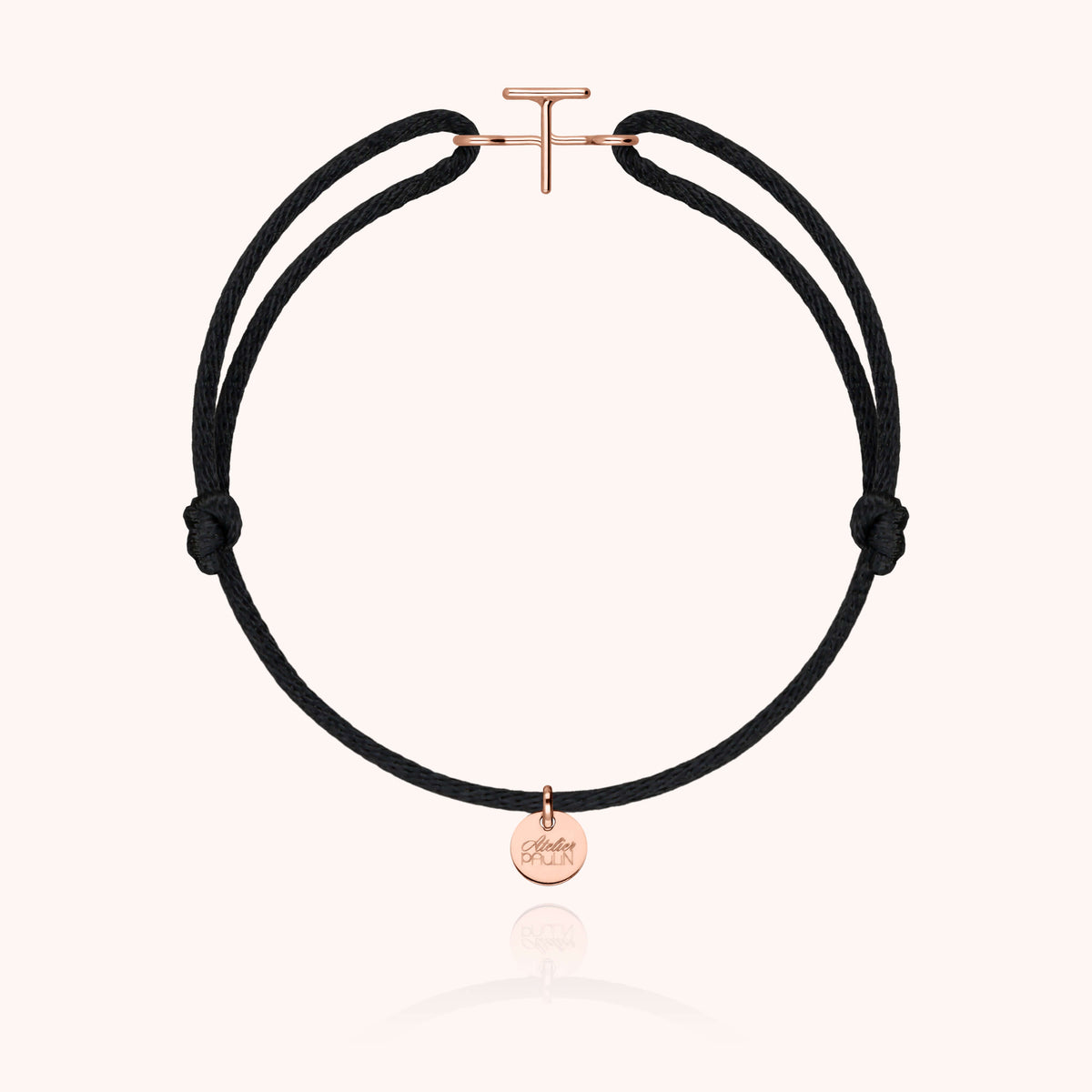 Armband Capitale Kordel Initiale am Handgelenk getragen — garantierte Handwerksqualität