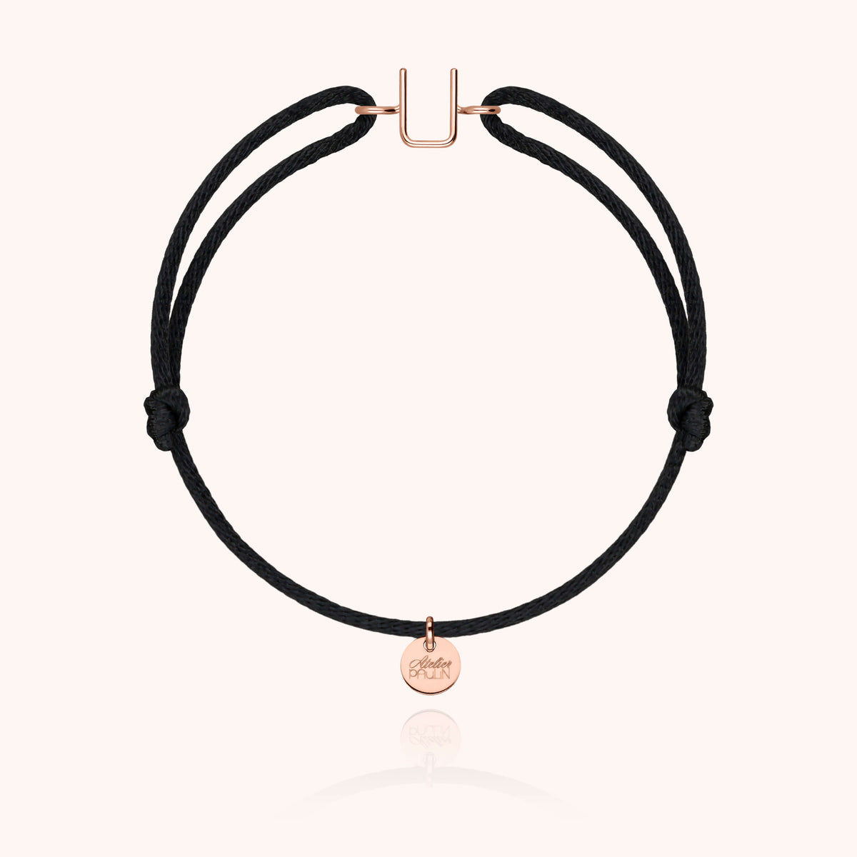 Armband Capitale Kordel Initiale am Handgelenk getragen — handwerkliche Qualität garantiert