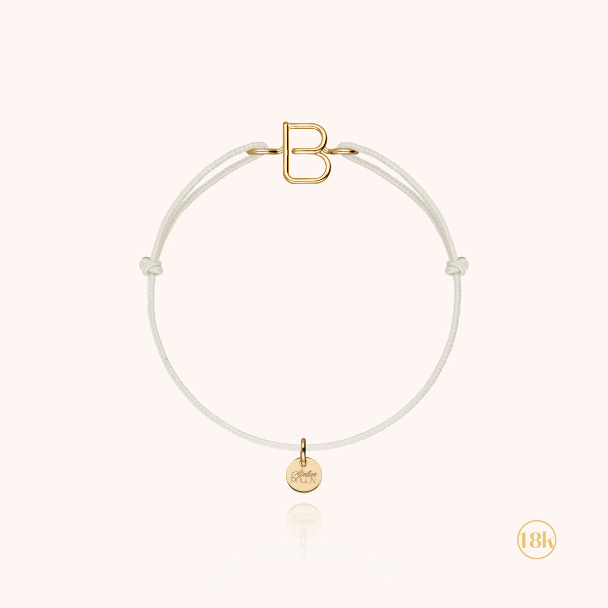 Kordelarmband Initiale Kind am Handgelenk getragen — 18K Gelbgold schneller und sicherer Versand