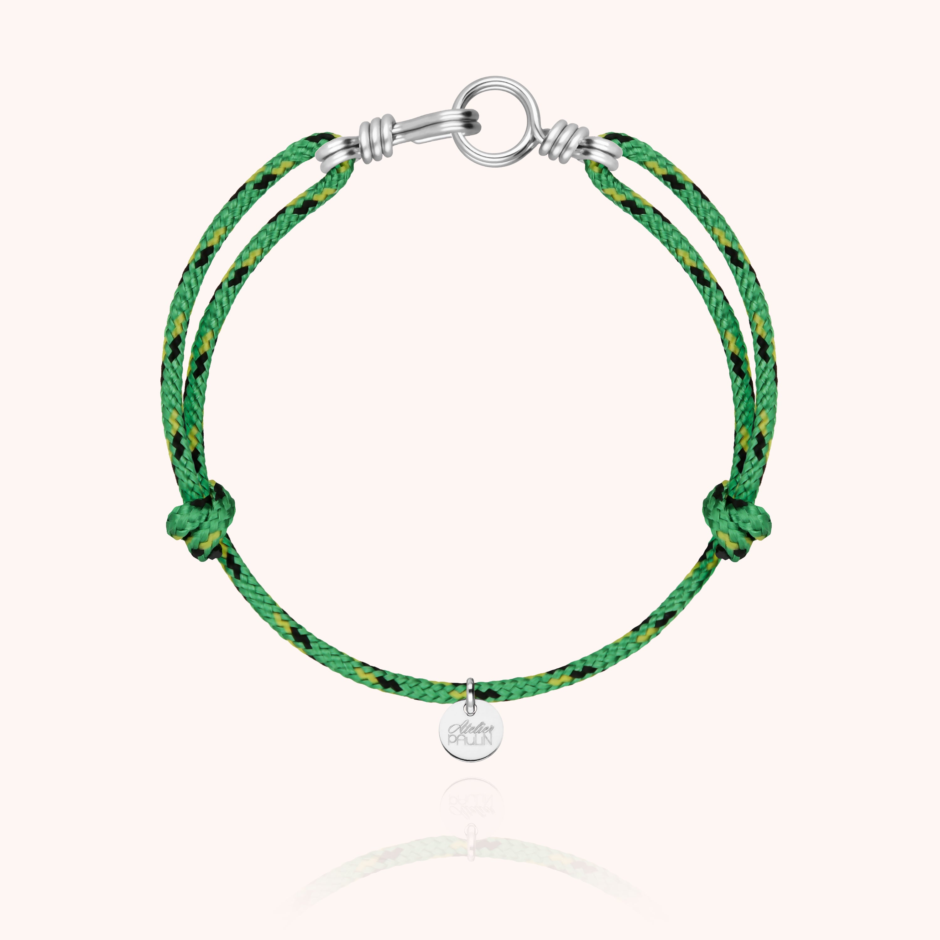 Bracelet cordon Knot beige porté avec autres bijoux argent