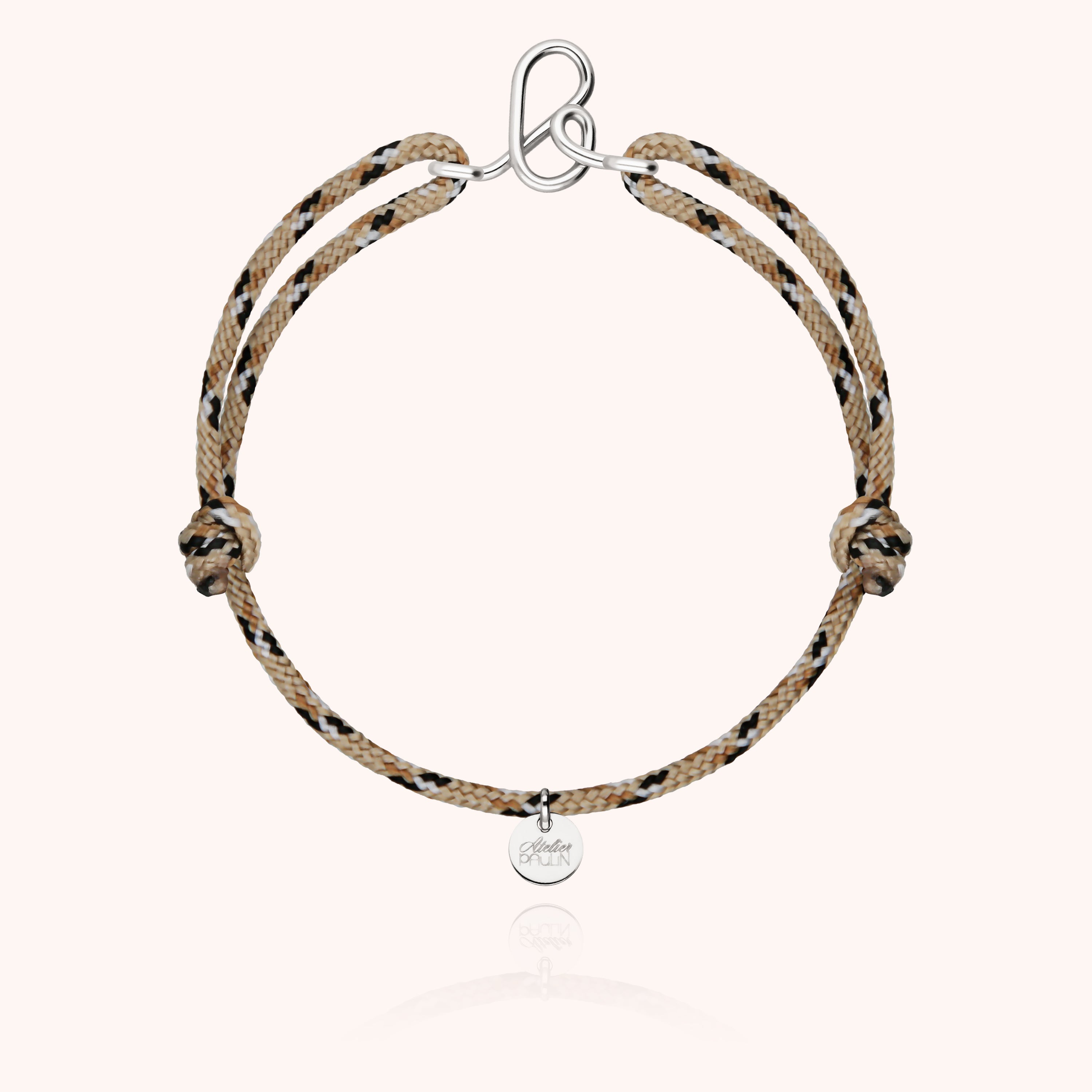 Bracelet cordon personnalisé porté au poignet masculin