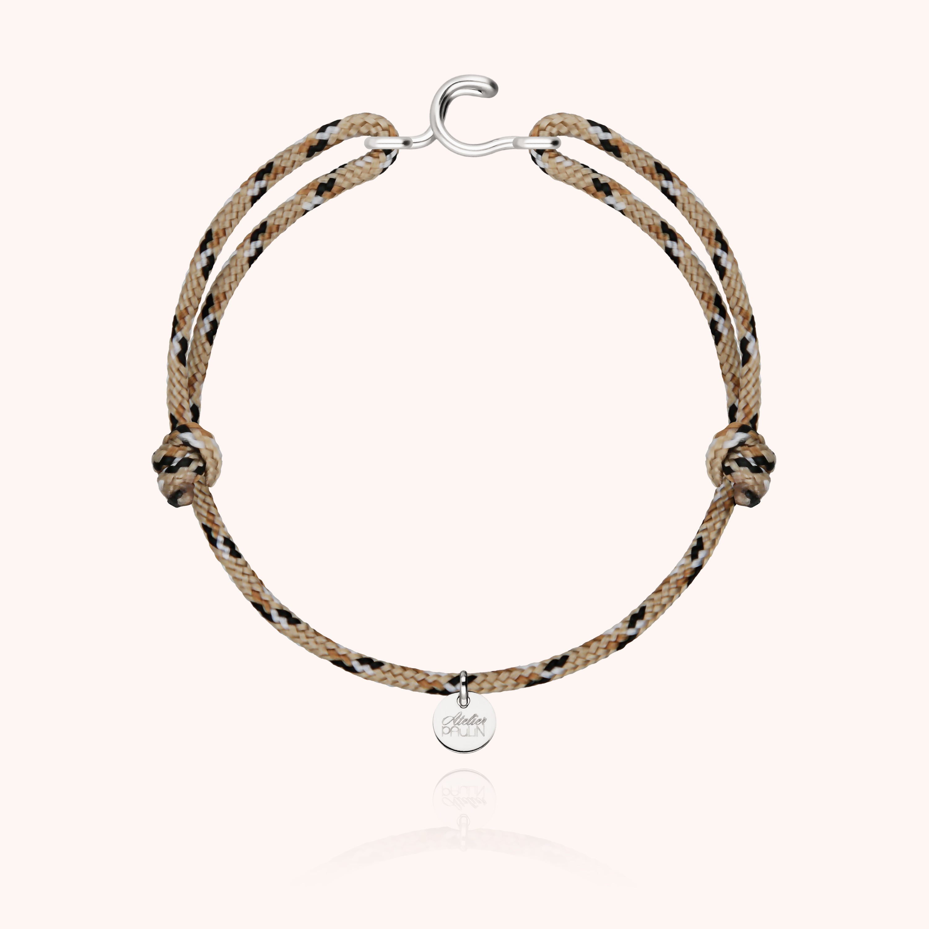 Vue rapprochée du fil d'argent sterling façonné à la main