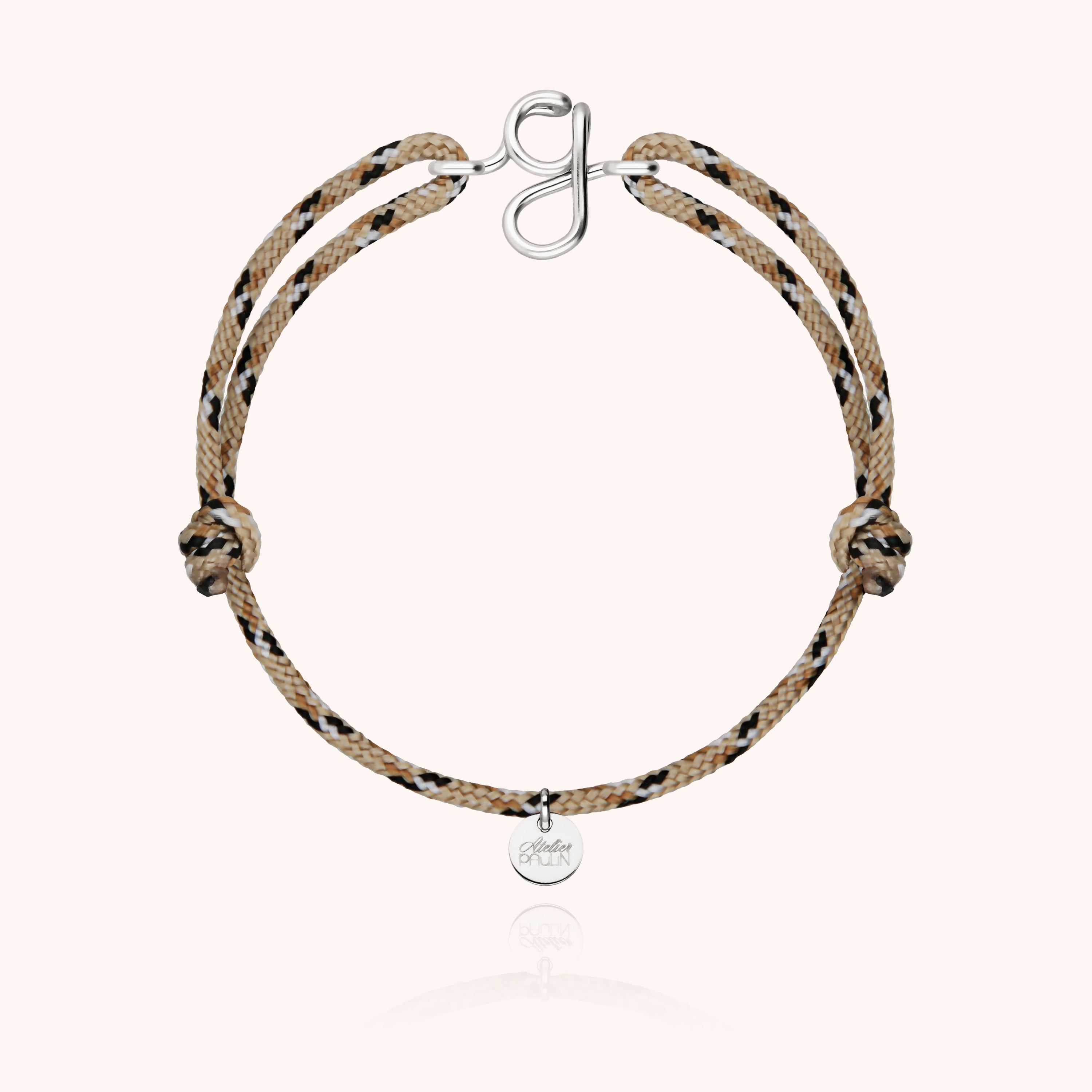 Vue de profil du bracelet cordon avec initiale argentée
