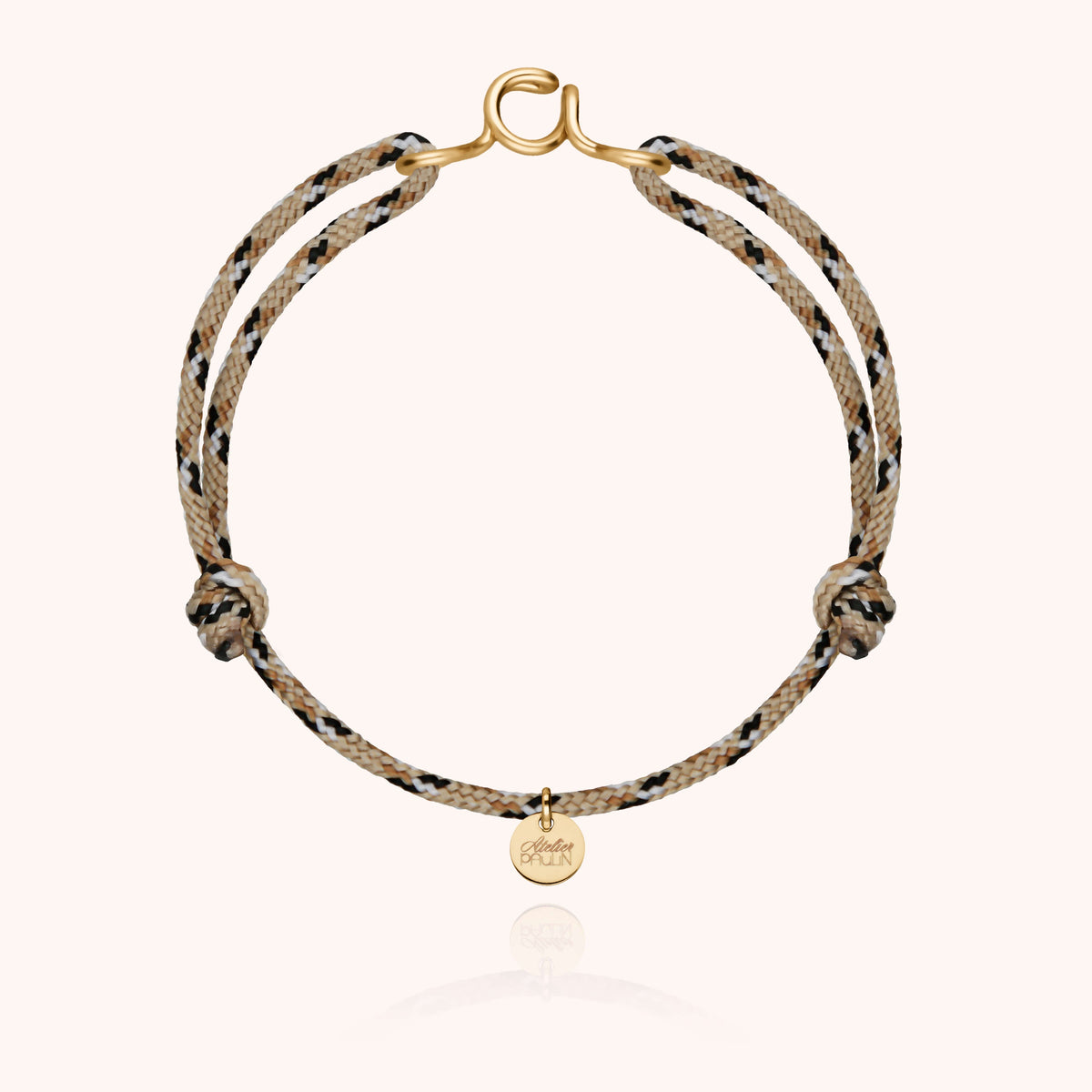 Bracciale Cordino Knot Iniziale Uomo in filo d'oro giallo laminato 14k, portato al polso