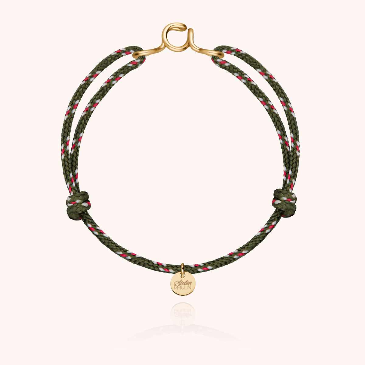 Primo piano della chiusura su Bracciale Cordino Knot Iniziale Uomo in filo d'oro giallo laminato 14k