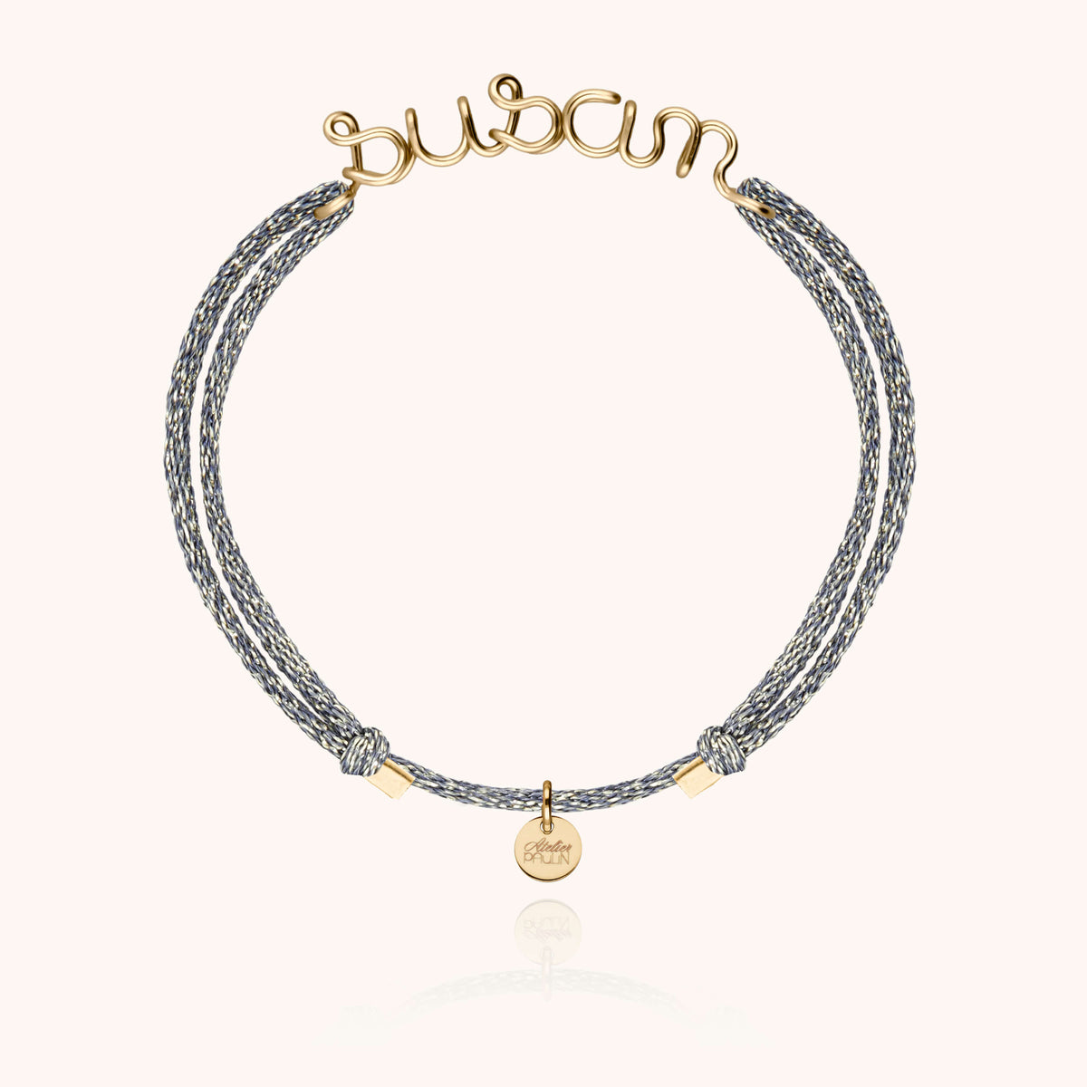 Personalisiertes Kordelarmband am Handgelenk mit Vorname in Gelbgold
