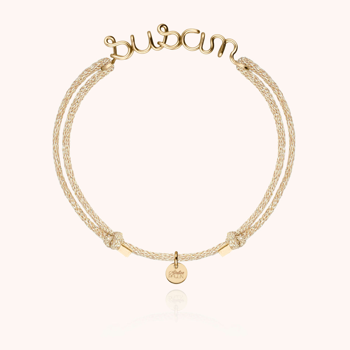 Lässig getragenes Kordelarmband mit erhabenem goldenem Vornamen-Effekt