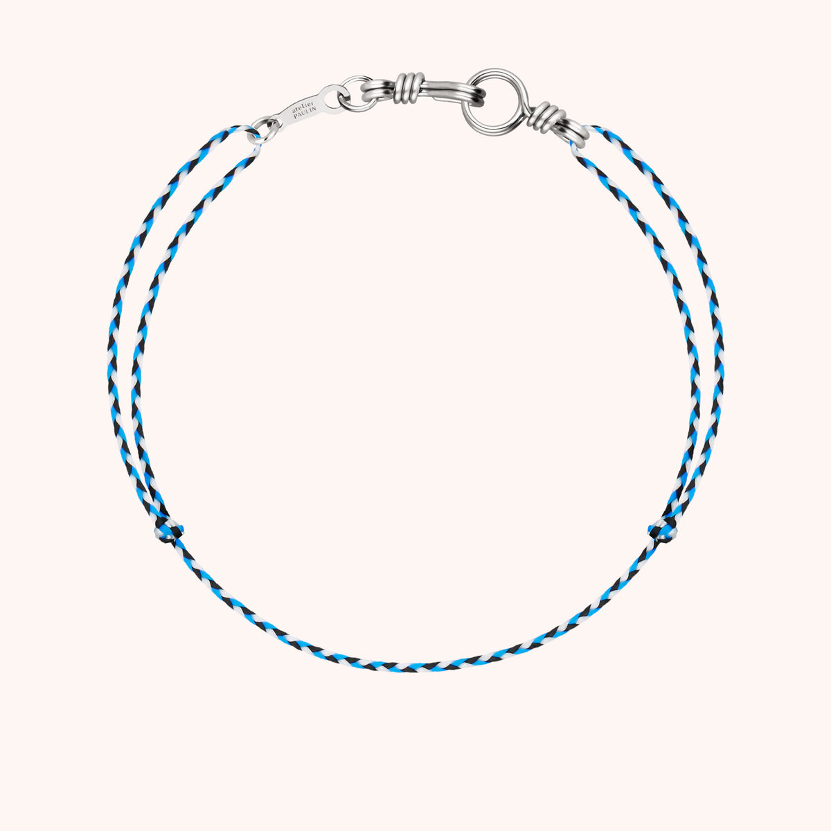 Armband aus schwarzer Kordel mit Verschluss aus 925 Sterlingsilber am Herrenhandgelenk