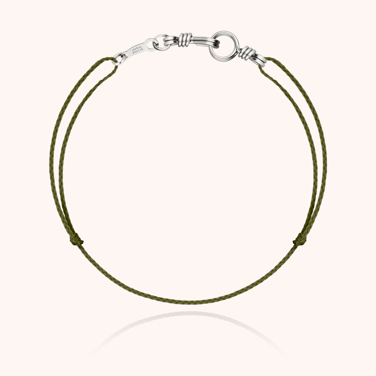 Verstellbares Armband am Damenhandgelenk mit pflaumenfarbener Kordel