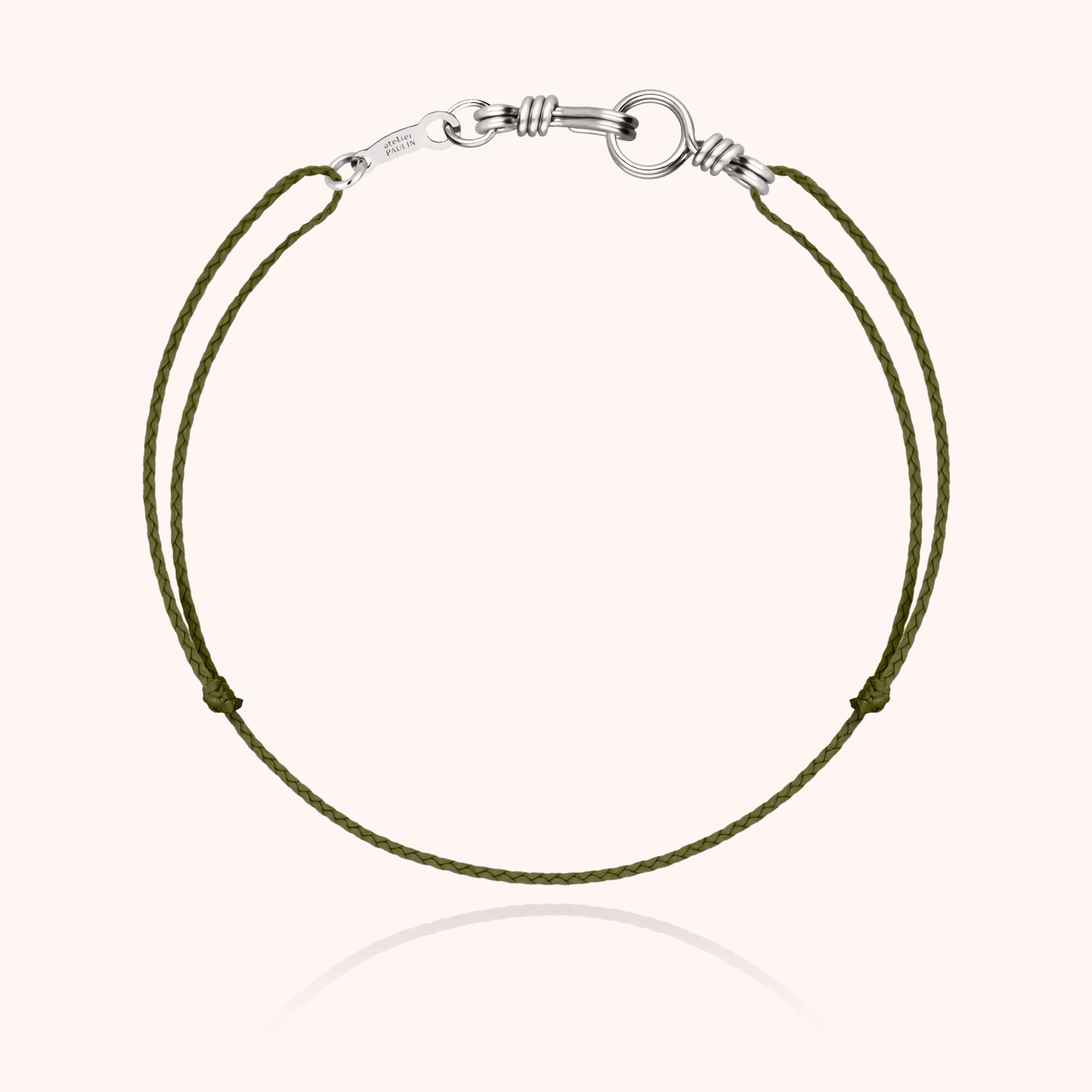 Mise en scène lifestyle du bracelet cordon sur fond neutre épuré