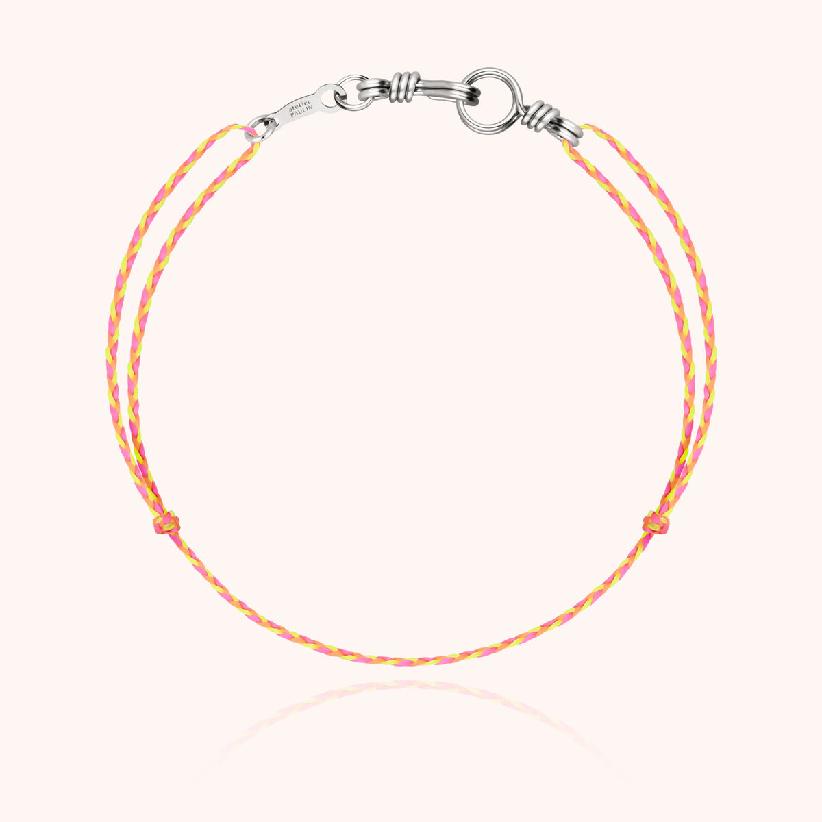 Künstlerische Ansicht des Armbands aus Sterlingsilber vor farbigem Hintergrund