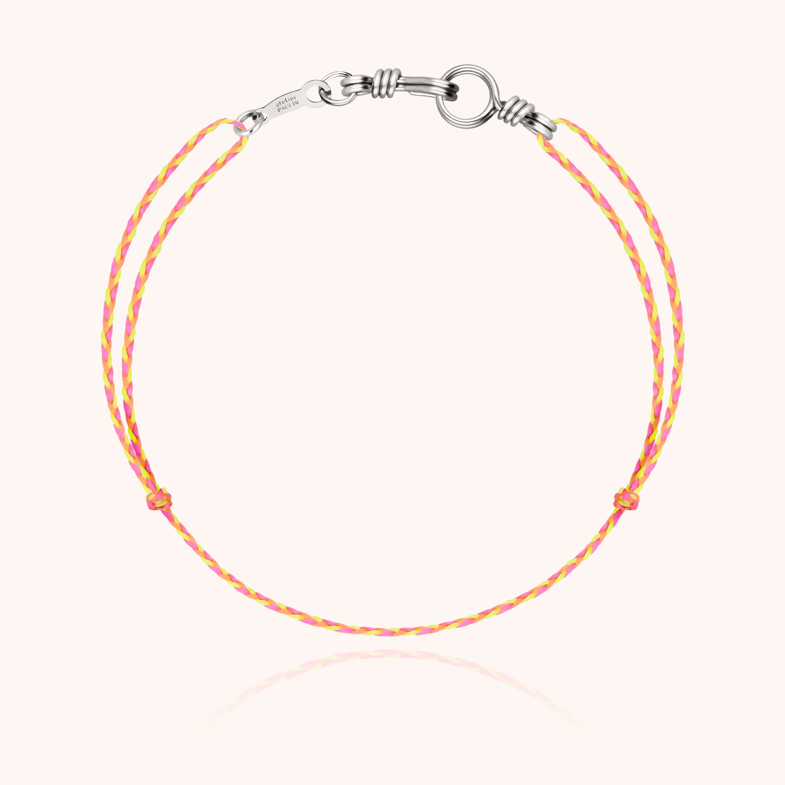 Bracelet cordon bleu minéral contrastant avec l'or blanc précieux façonné
