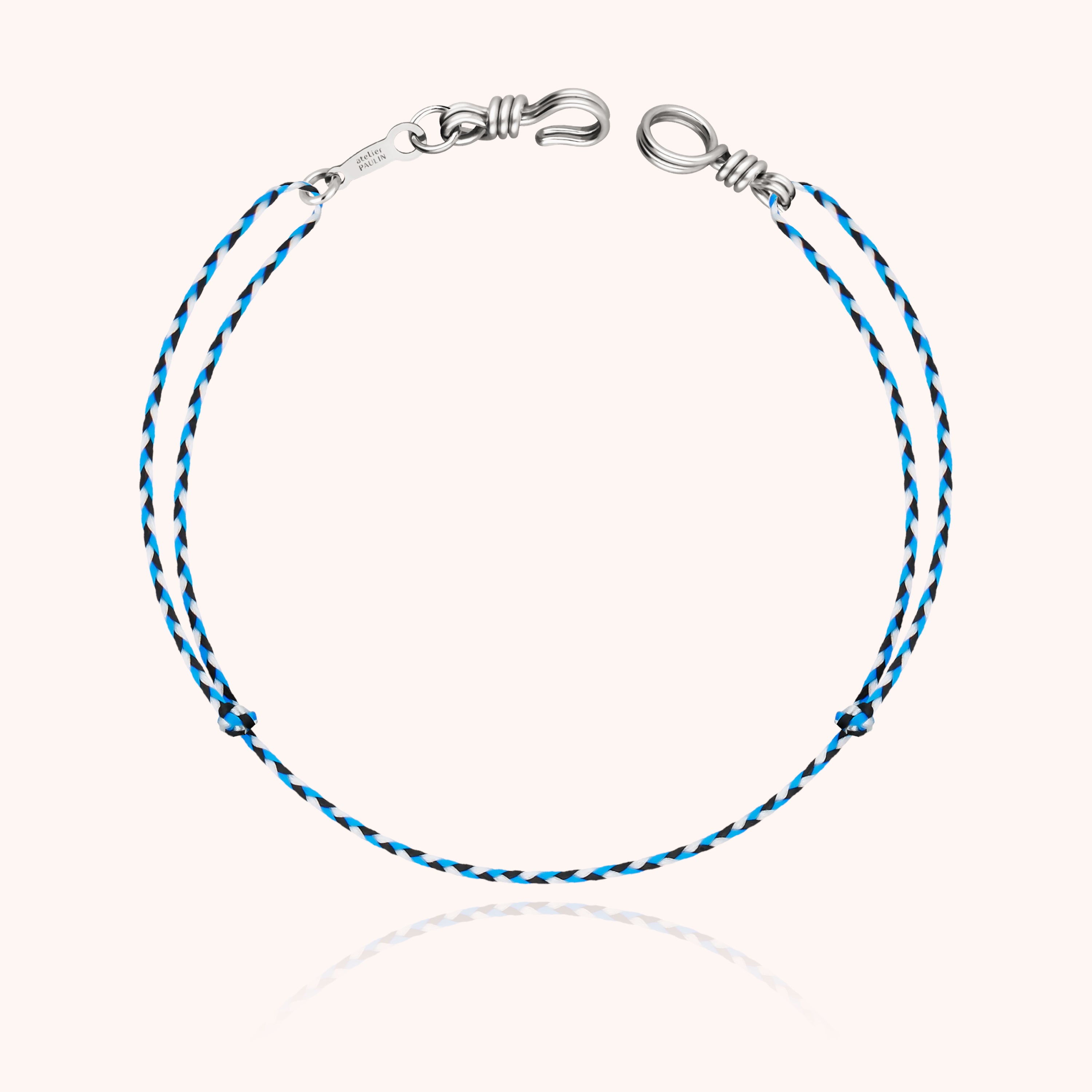 Bracelet personnalisé ajusté montrant la modularité du cordon synthétique