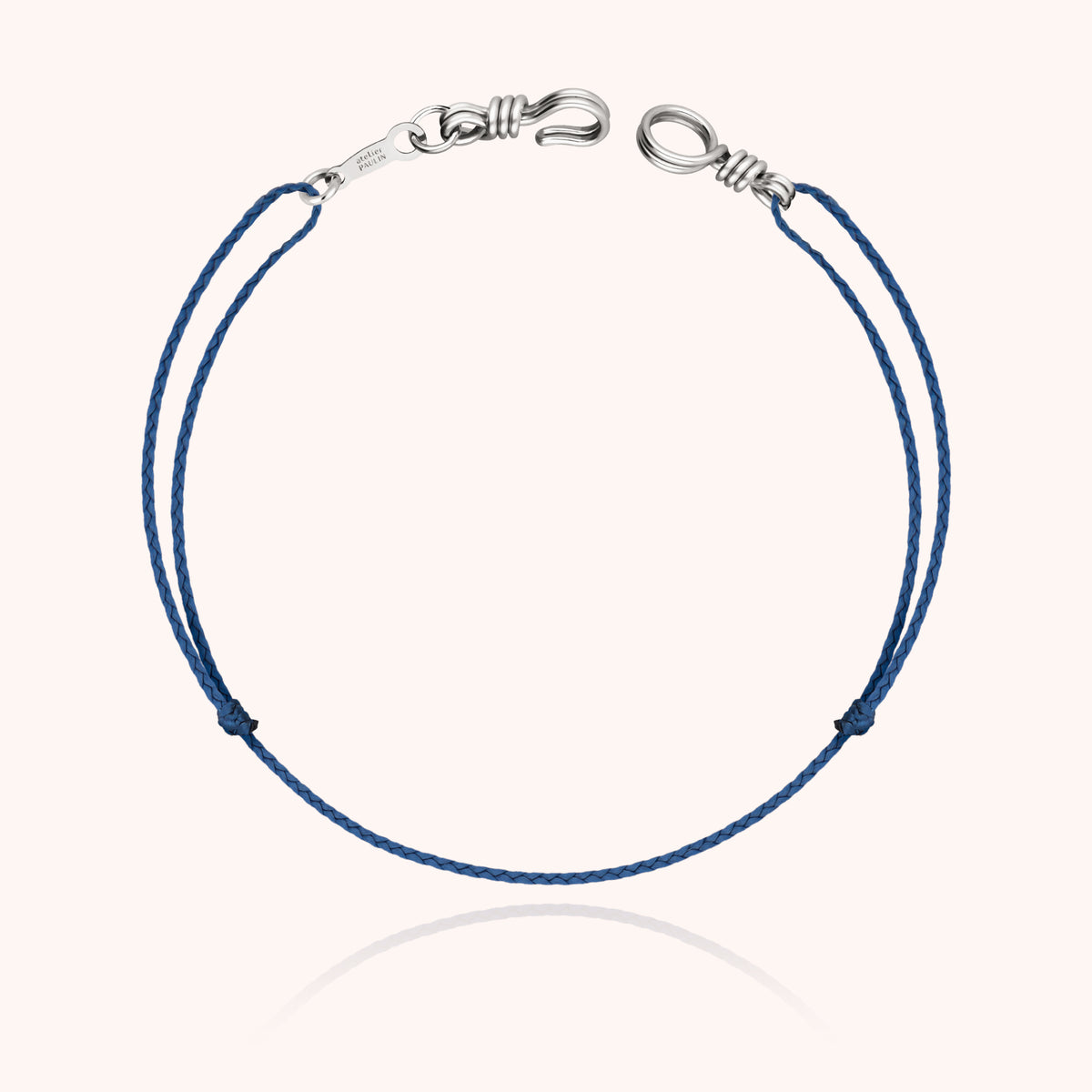 Seitenansicht des personalisierten Armbands mit widerstandsfähiger Synthetikkordel