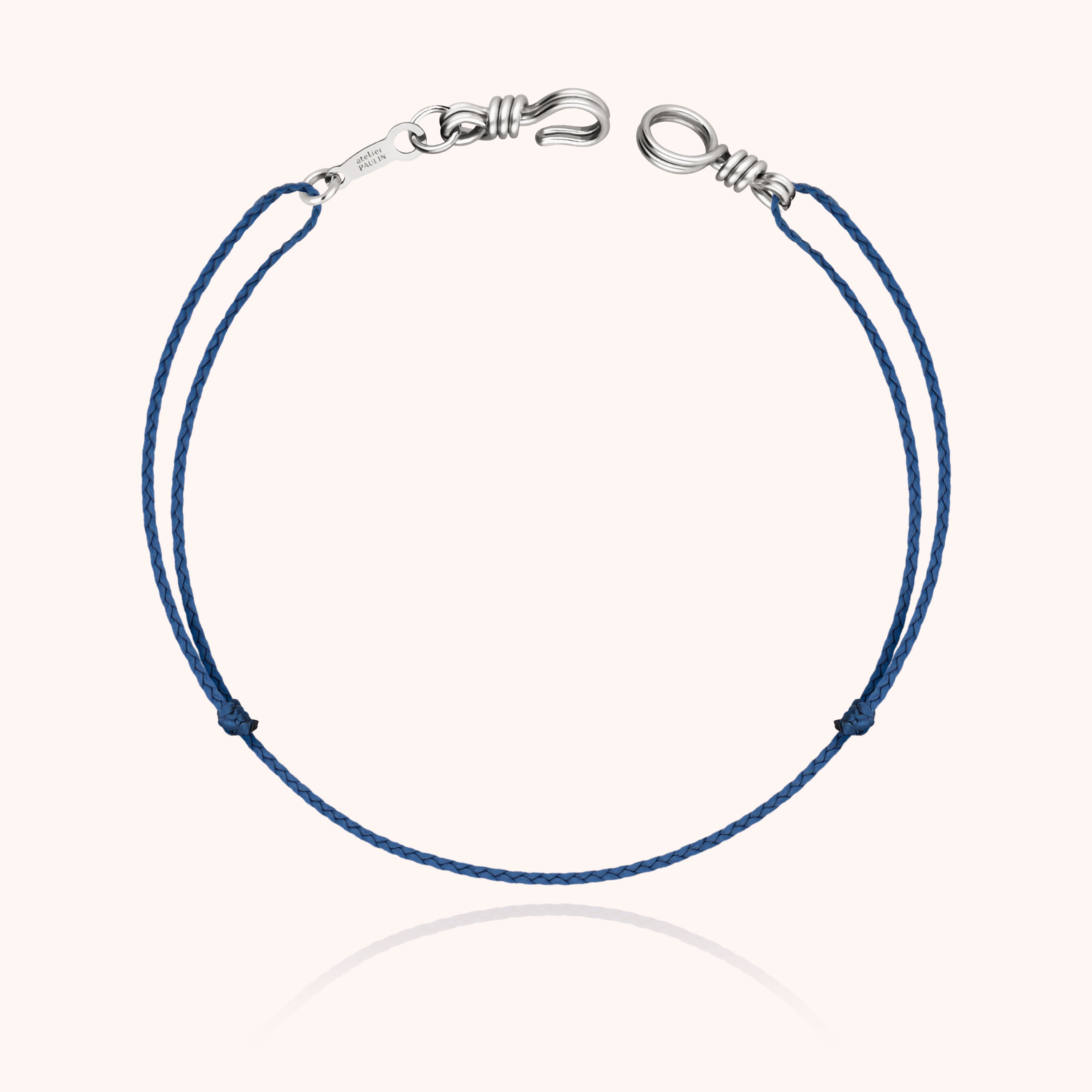 Bracelet cordon personnalisé porté au poignet, finition or blanc délicate