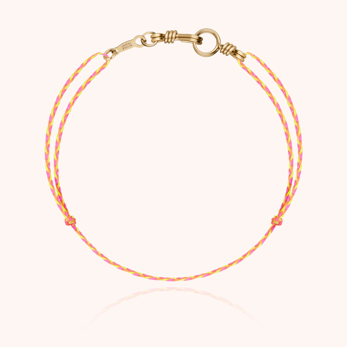 Bracciale Cordino Mini Attache moi in filo d'oro giallo 18kt su un cordino nero, portato al polso
