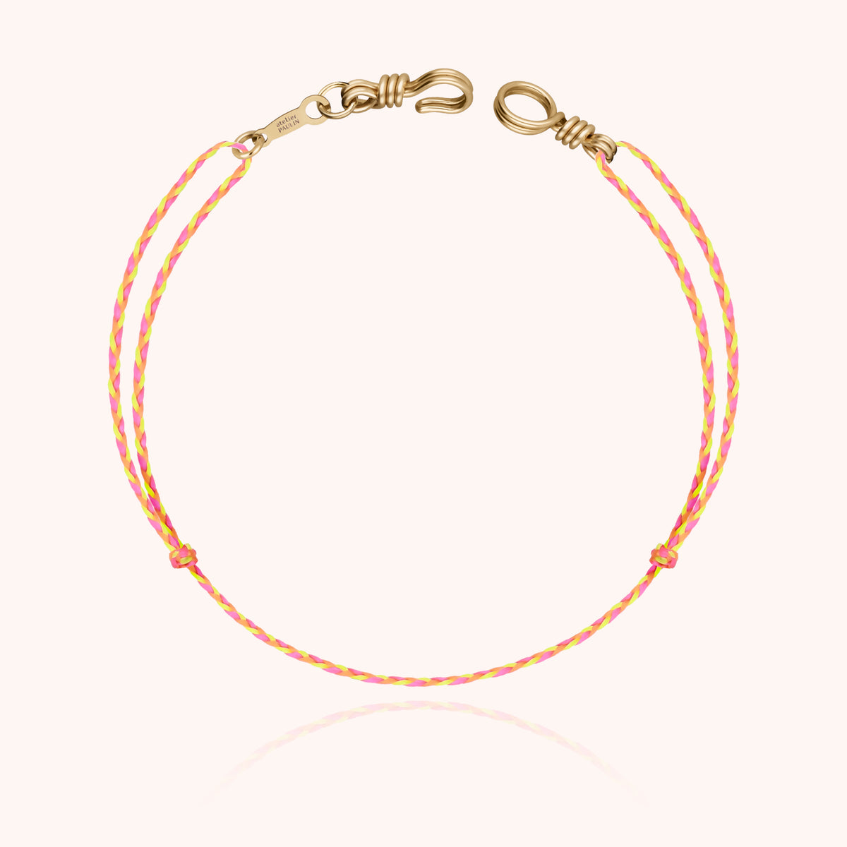 Bracciale Cordino Mini Attache moi su fondo neutro