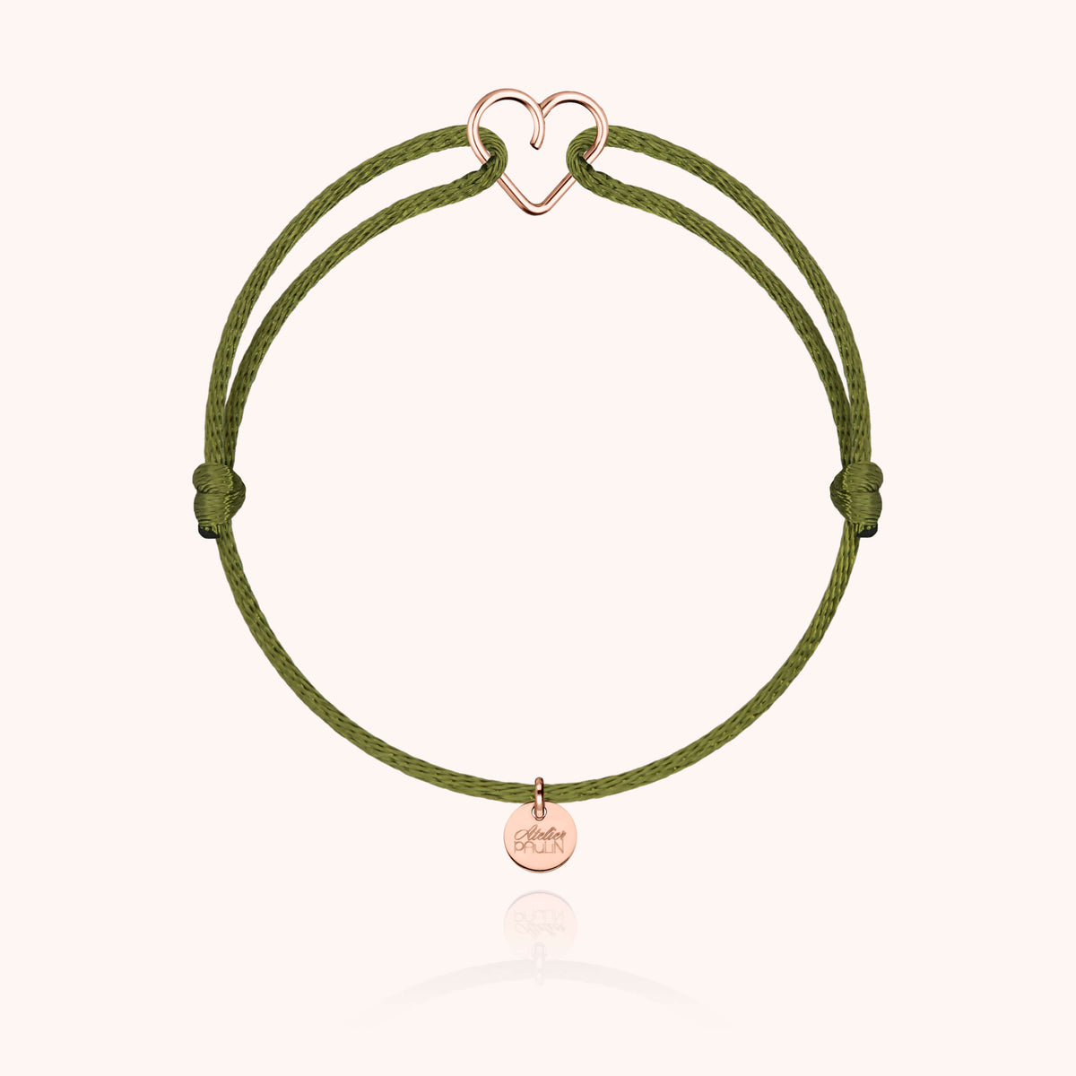 Gesamtansicht personalisiertes Kordelarmband mit vergoldetem Herz-Anhänger