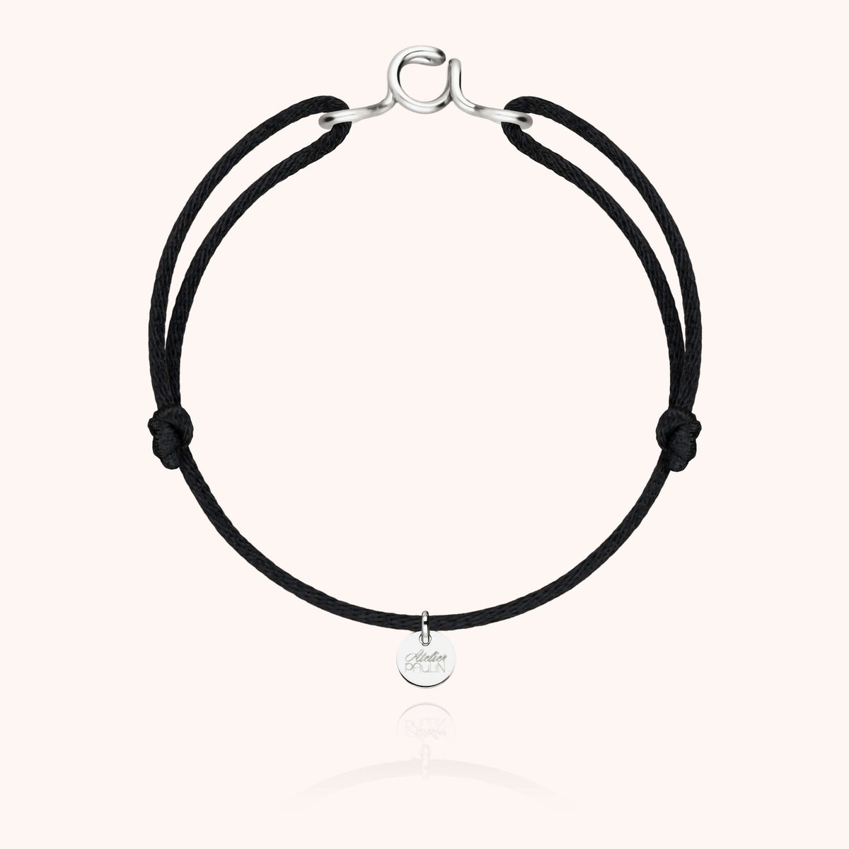 Primo piano della chiusura su Bracciale Cordino Originale Iniziale in filo d'argento sterling 925