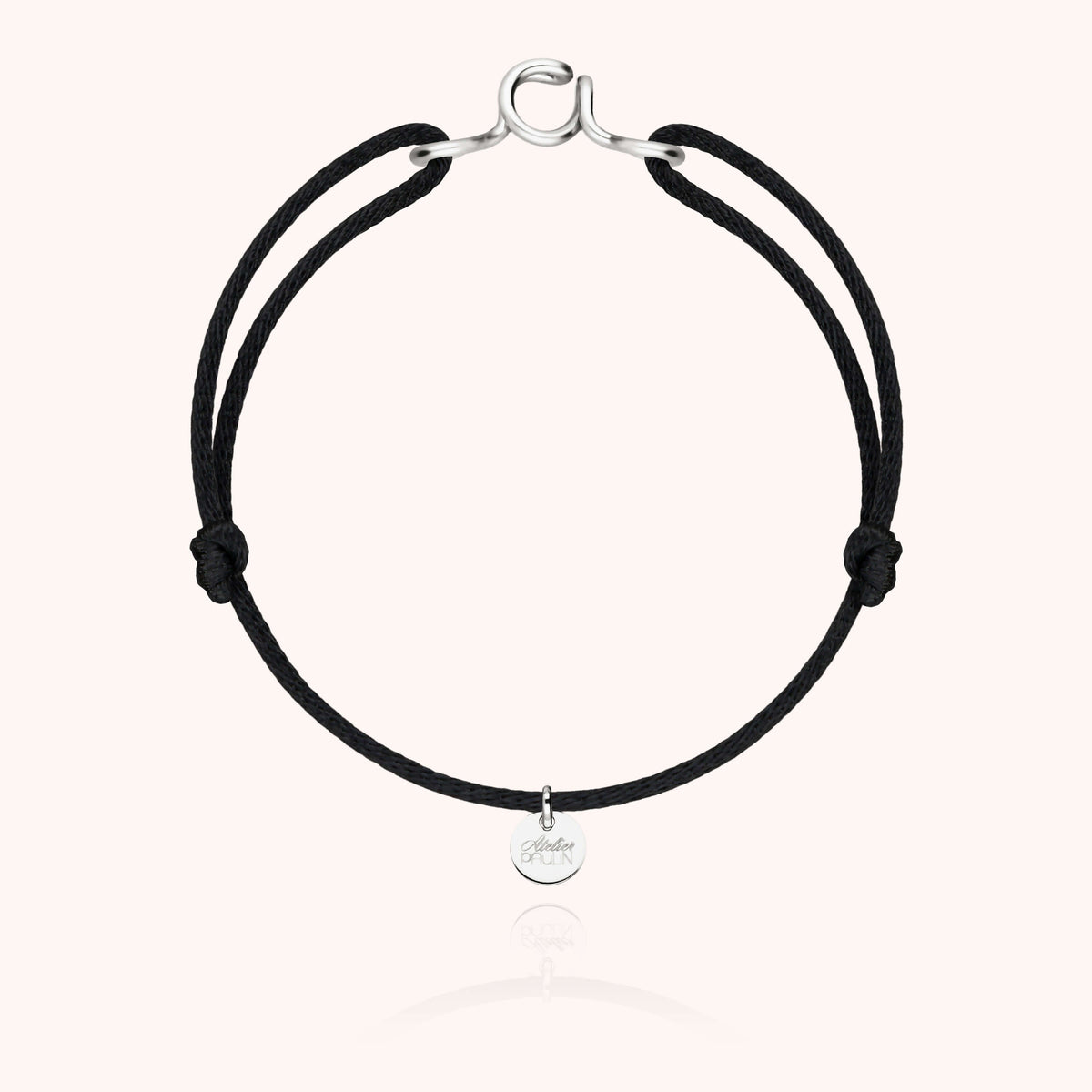 Primo piano della chiusura su Bracciale Cordino Originale Iniziale in filo d'argento sterling 925