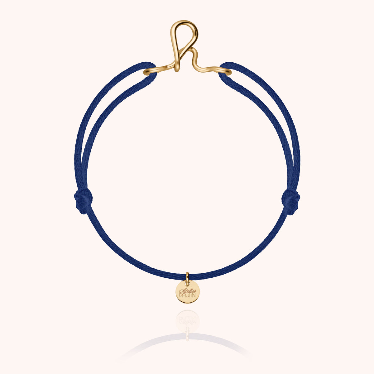 Armband Kordel Original Initiale am Handgelenk getragen — garantierte handwerkliche Qualität