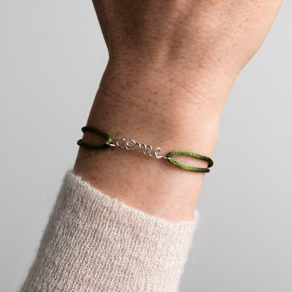 Detail des von Hand geformten 18 Karat Weißgold-Drahts