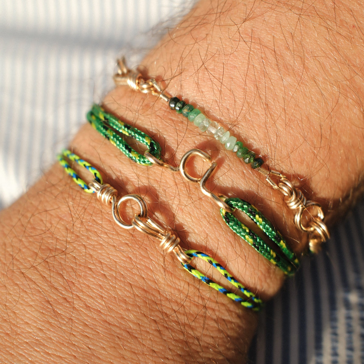Detail natürliche Smaragde über 3 Karat auf Armband mit Kordel