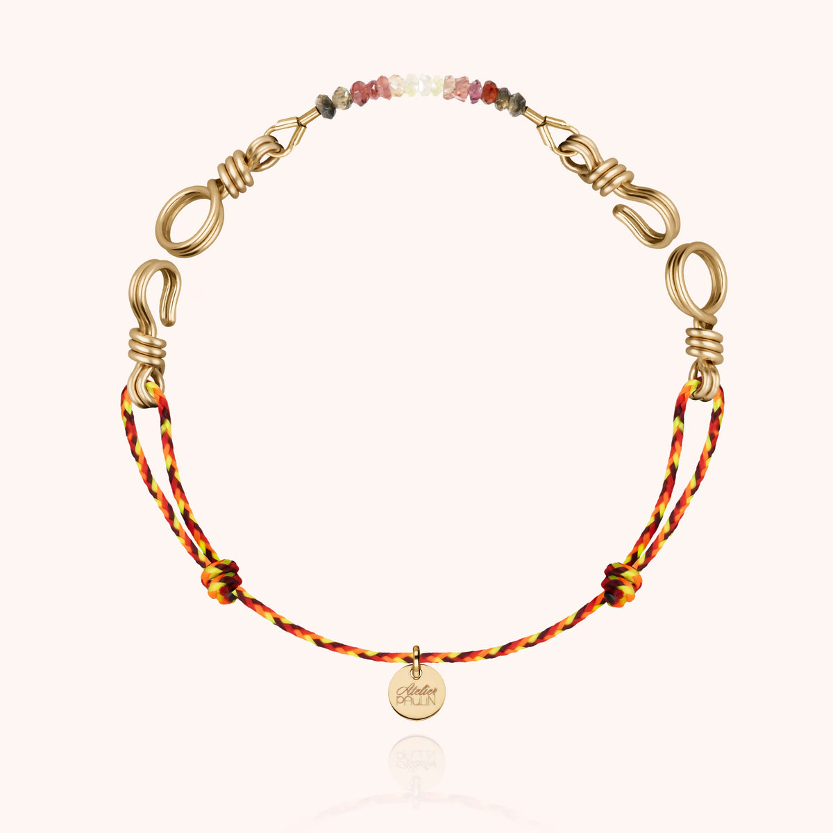 Bracciale Cordino Slim Knot Attache moi con zaffiro fulvo, portato al polso