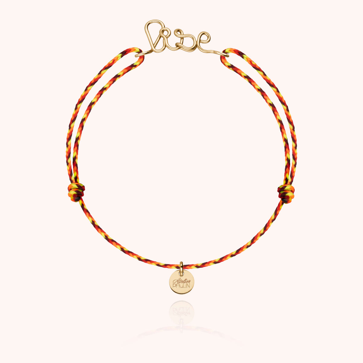 Bracciale Cordino Slim Knot Personalizzato in filo d'oro giallo 18kt, portato al polso
