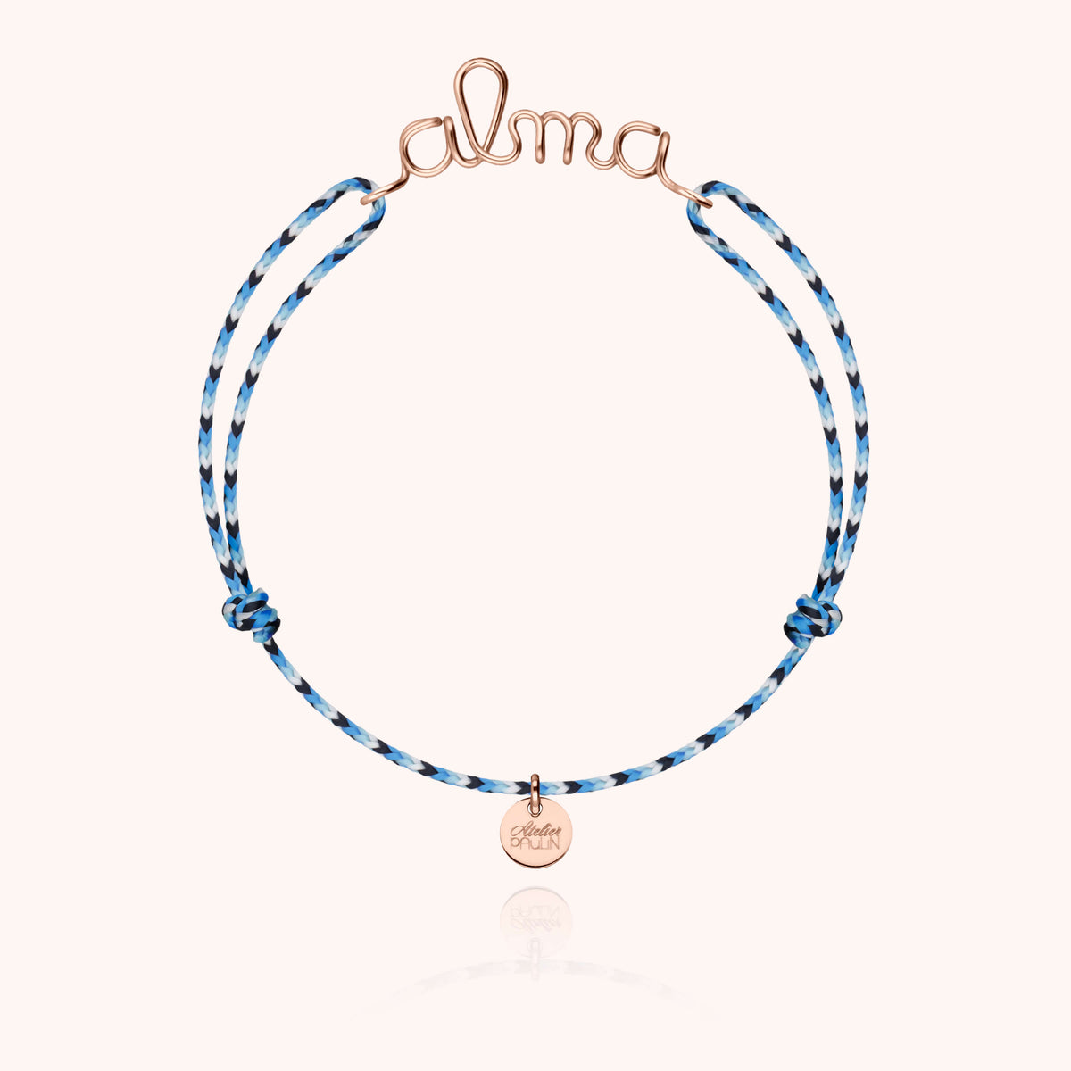 Personalisiertes Armband Cordon Slim Knot am Handgelenk getragen — 18K Roségold, sichere Express-Lieferung