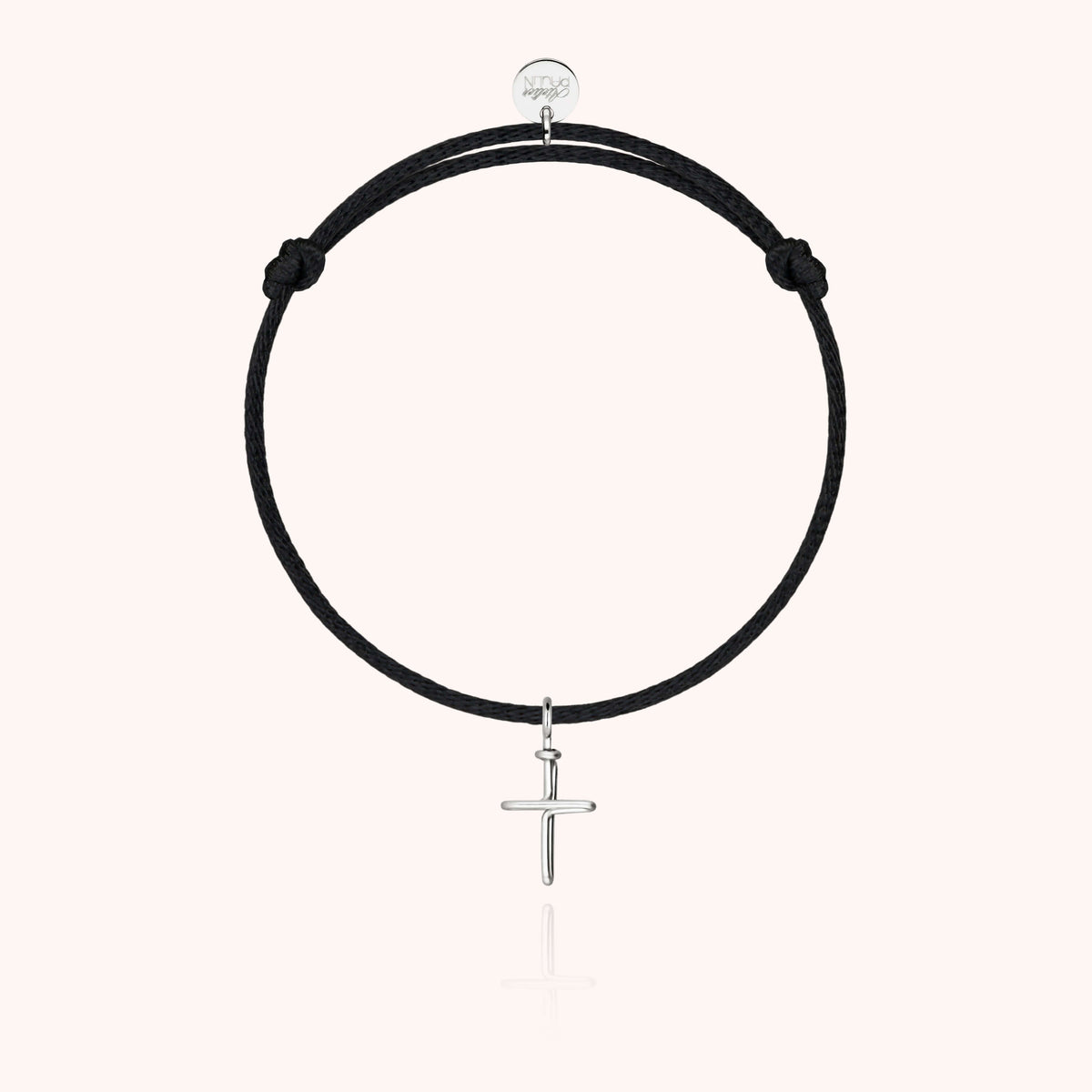 Bracciale Cordino Charms Simbolico Croce, portato al polso di un bambino