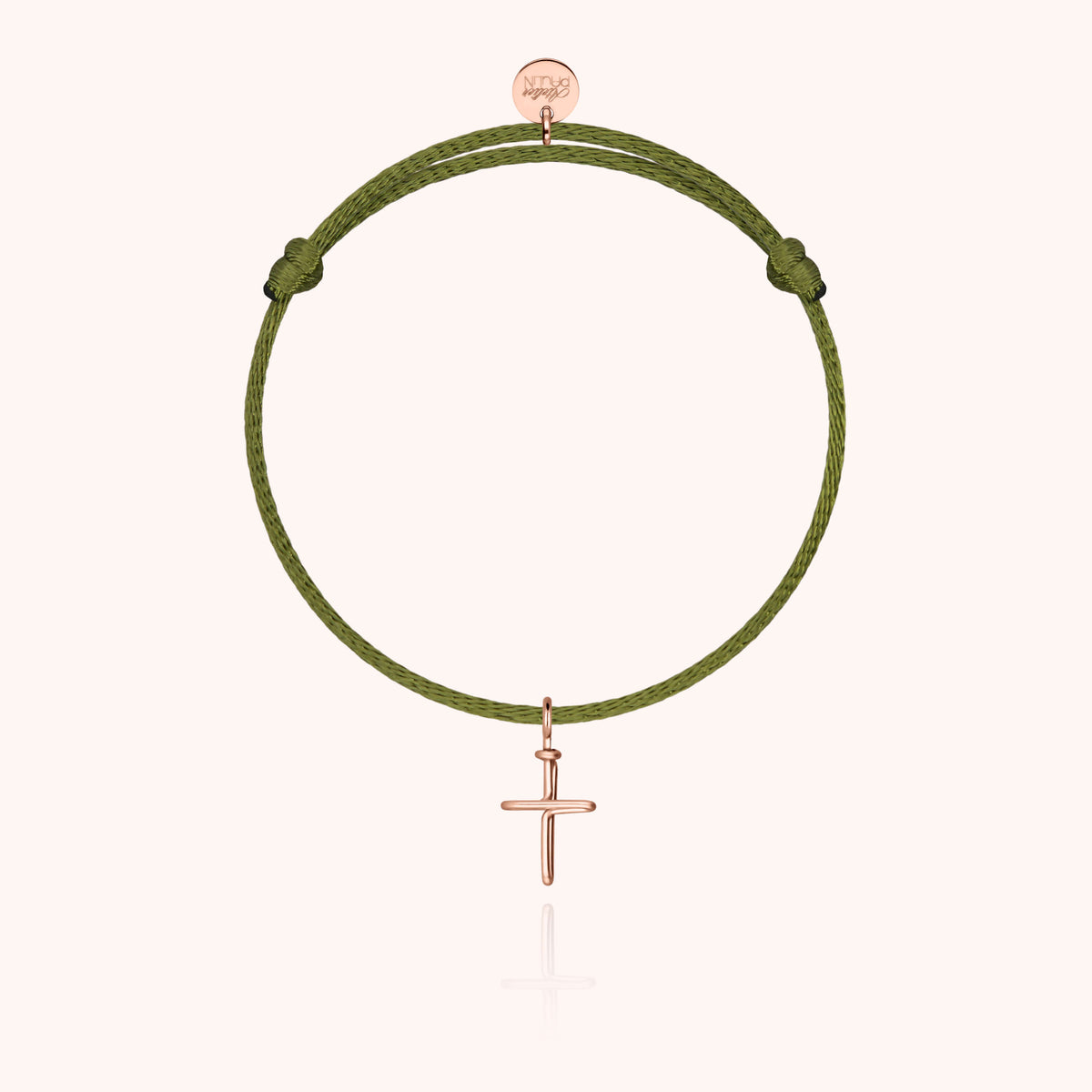 Bracciale Cordino Charms Simbolico Croce, vista di profilo, portato al polso di un bambino