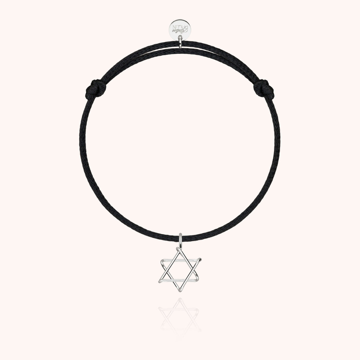 Personalisiertes Kordelarmband am Handgelenk getragen mit glänzendem Silberanhänger