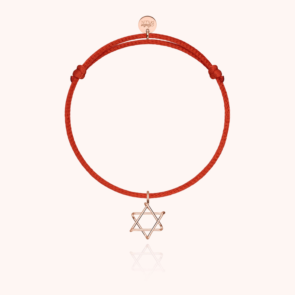 Dettaglio del charm stella di David modellato a mano in filo d'oro rosa 18kt