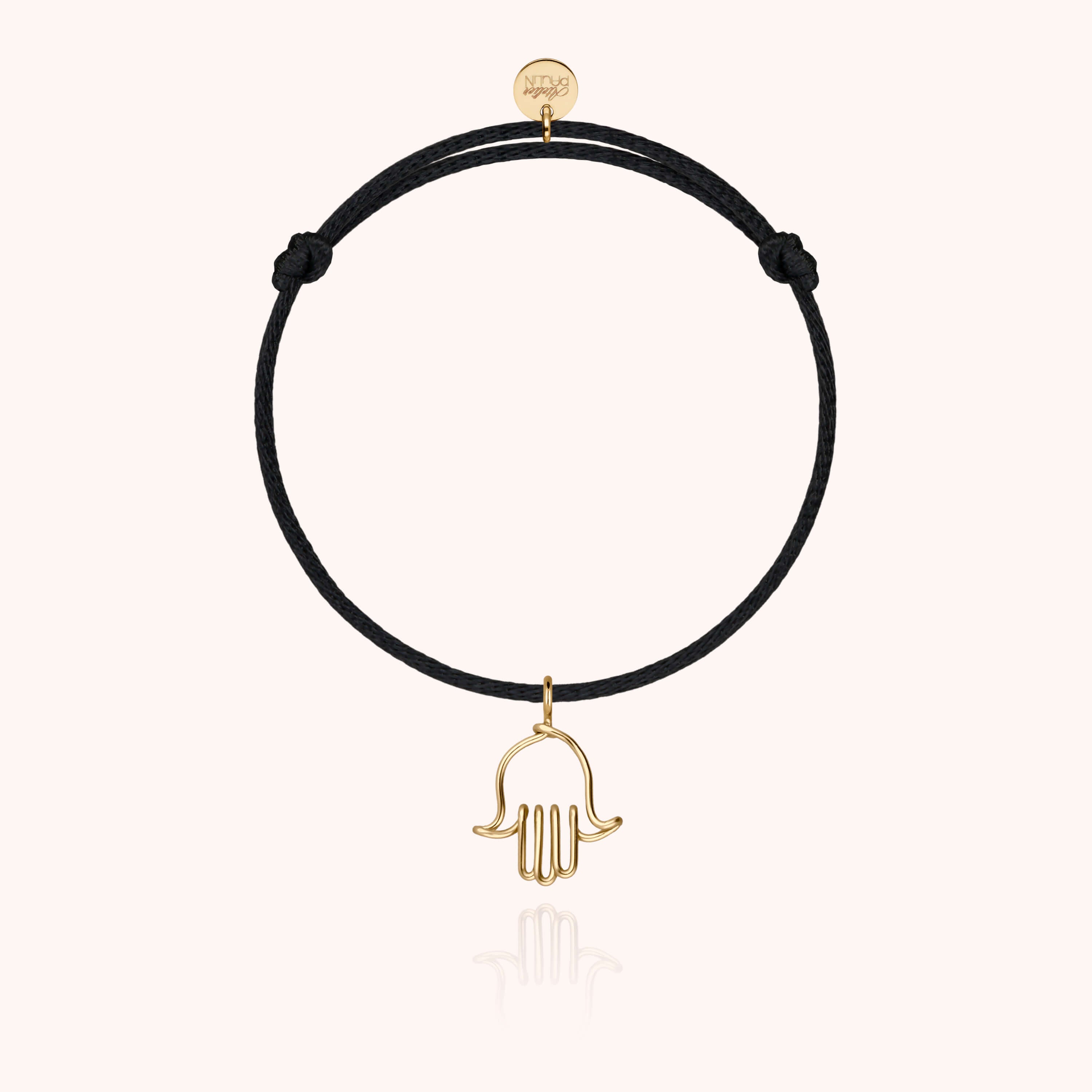 Bracelet cordon enfant porté au poignet avec pampille dorée