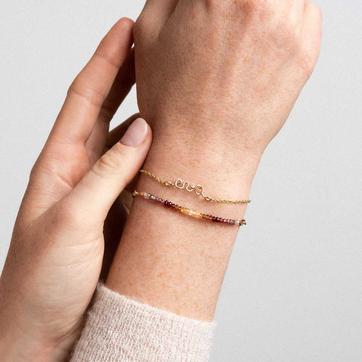 Personalisiertes Armband Doppelt gewickelt - Fauve-Saphir am Handgelenk getragen — sichere Expresslieferung