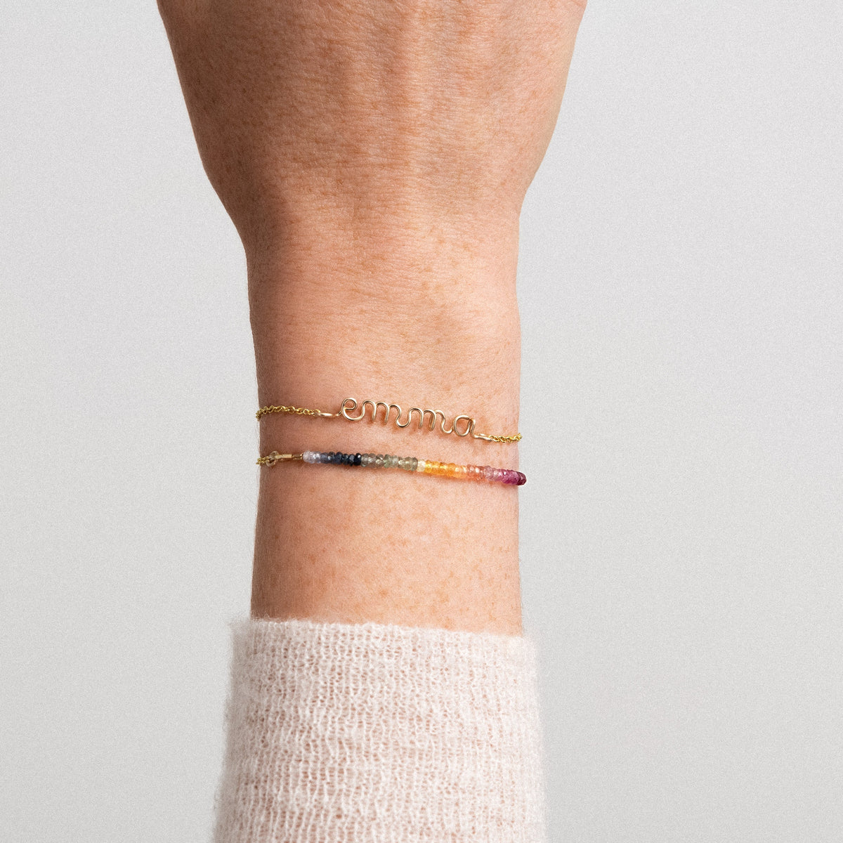 Bracciale Doppio Giro Personalizzato con zaffiro arcobaleno, portato al polso