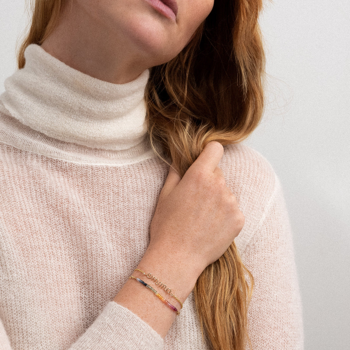 Primo piano della chiusura su Bracciale Doppio Giro Personalizzato con zaffiro arcobaleno
