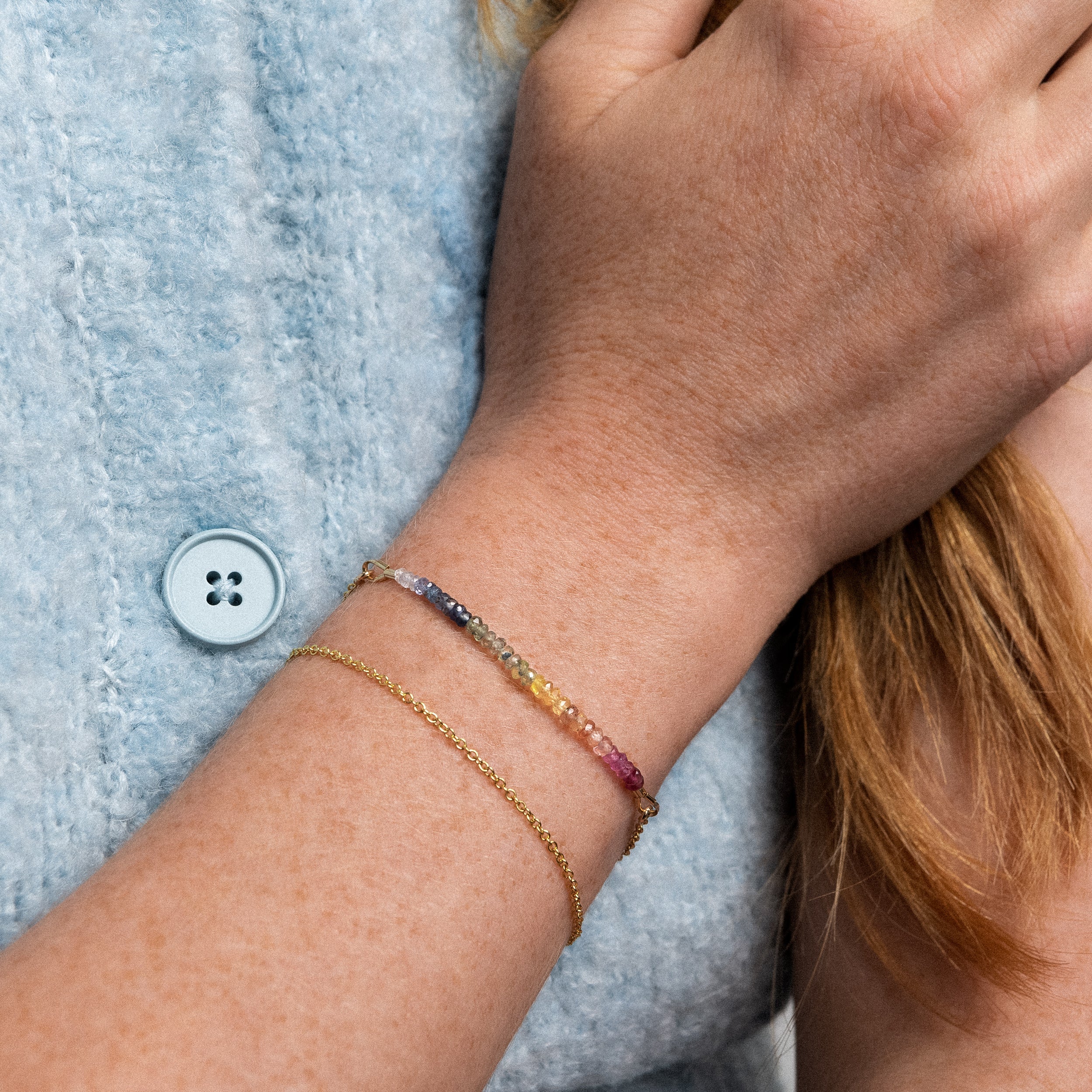 Bracelet Chaîne Double Tour - saphir rainbow porté au poignet — expédition rapide et sécurisée