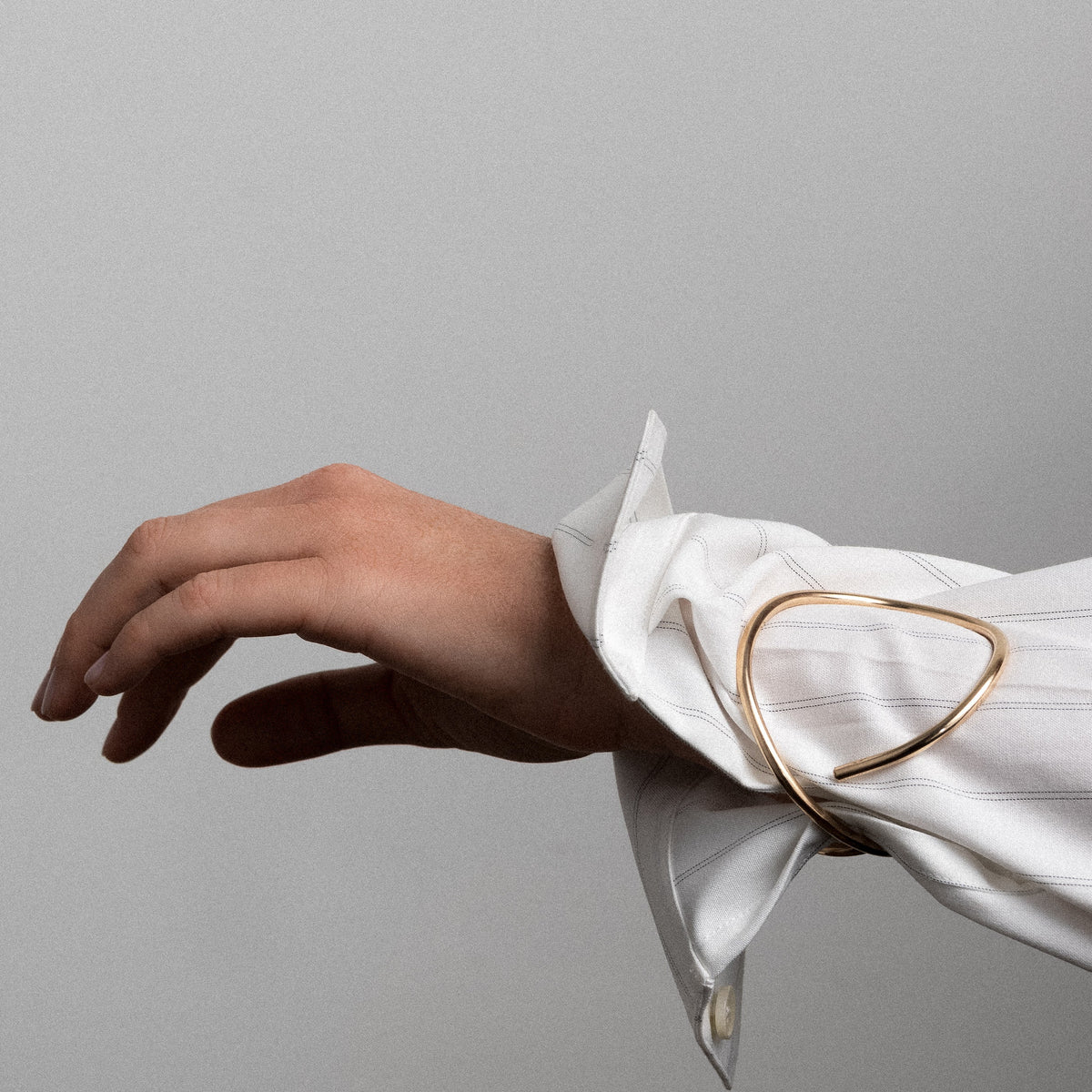 Armreif Outline Buchstabe O am Handgelenk getragen — Gelbes Goldfilled schnelle und sichere Lieferung